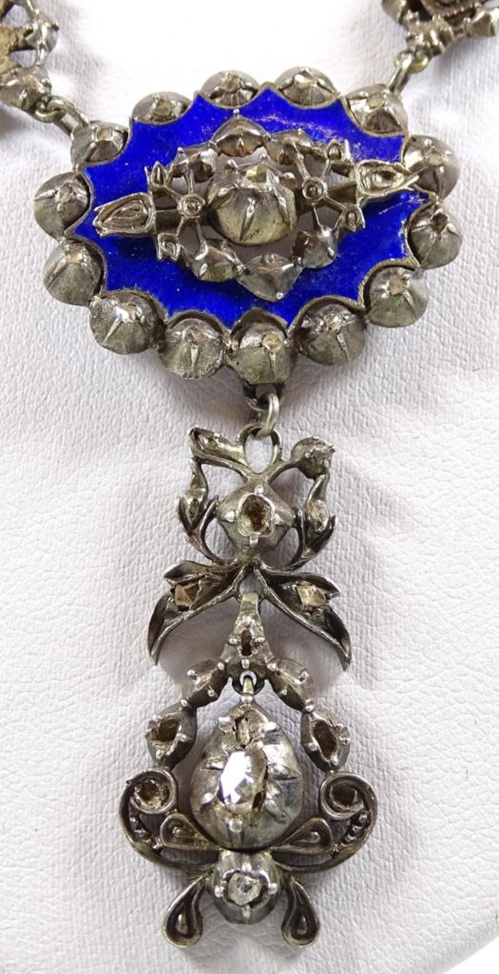 Barock Collier, 17 Jhd.Silber mit blauer Emaille,besetzt mit zahlreichen Diamantrosen, ein - Bild 4 aus 8