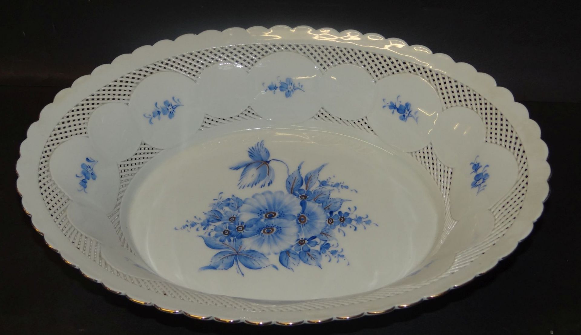 grosse, ovale Porzellanschale, blaue Blumen und Durchbruch-Wandung, H-6,5 cm, 23x31 cm