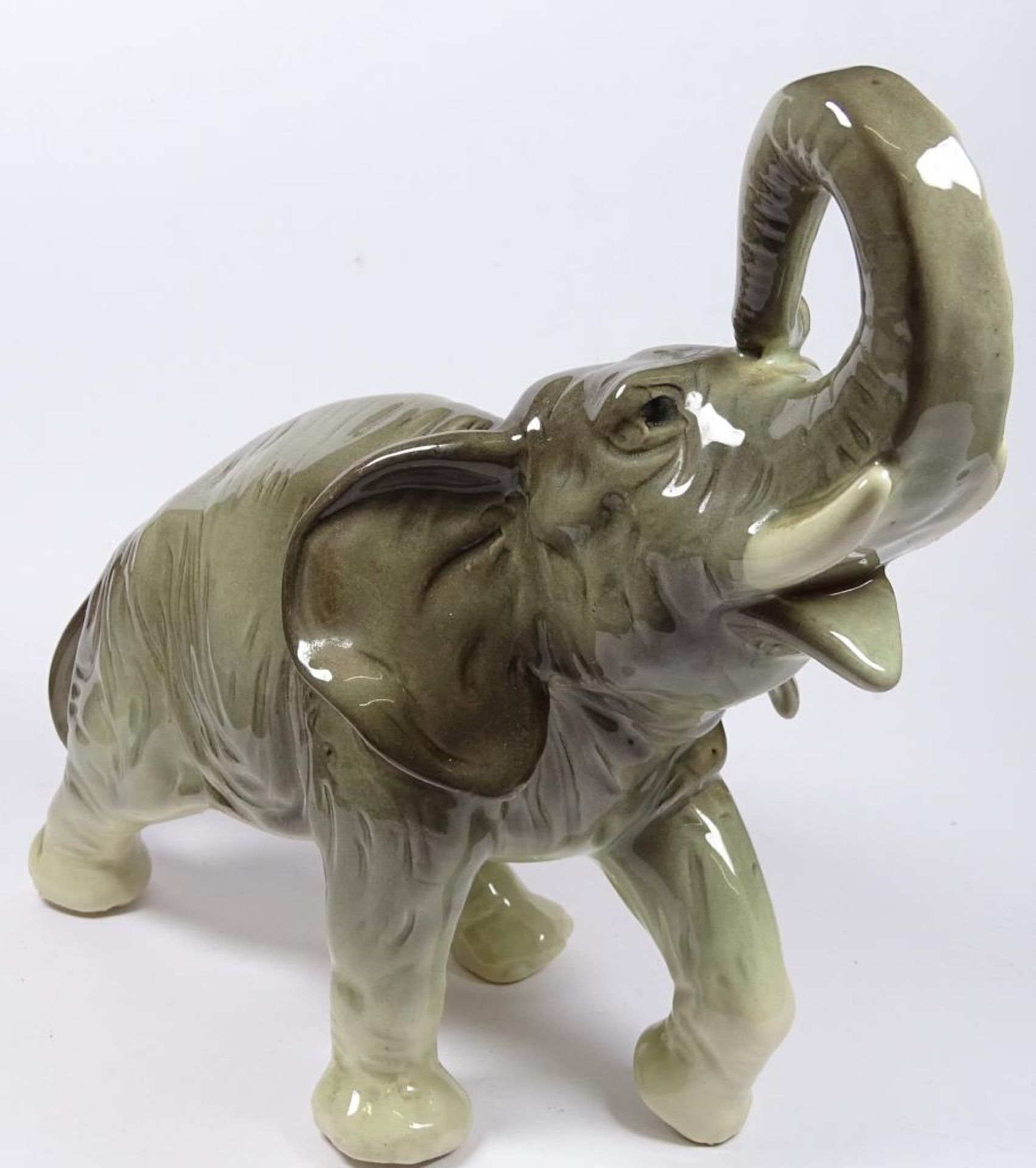 grosser Elefant mit erhobenen Rüssel, gut erhalten, H-21 cm, L-28 c - Bild 2 aus 4