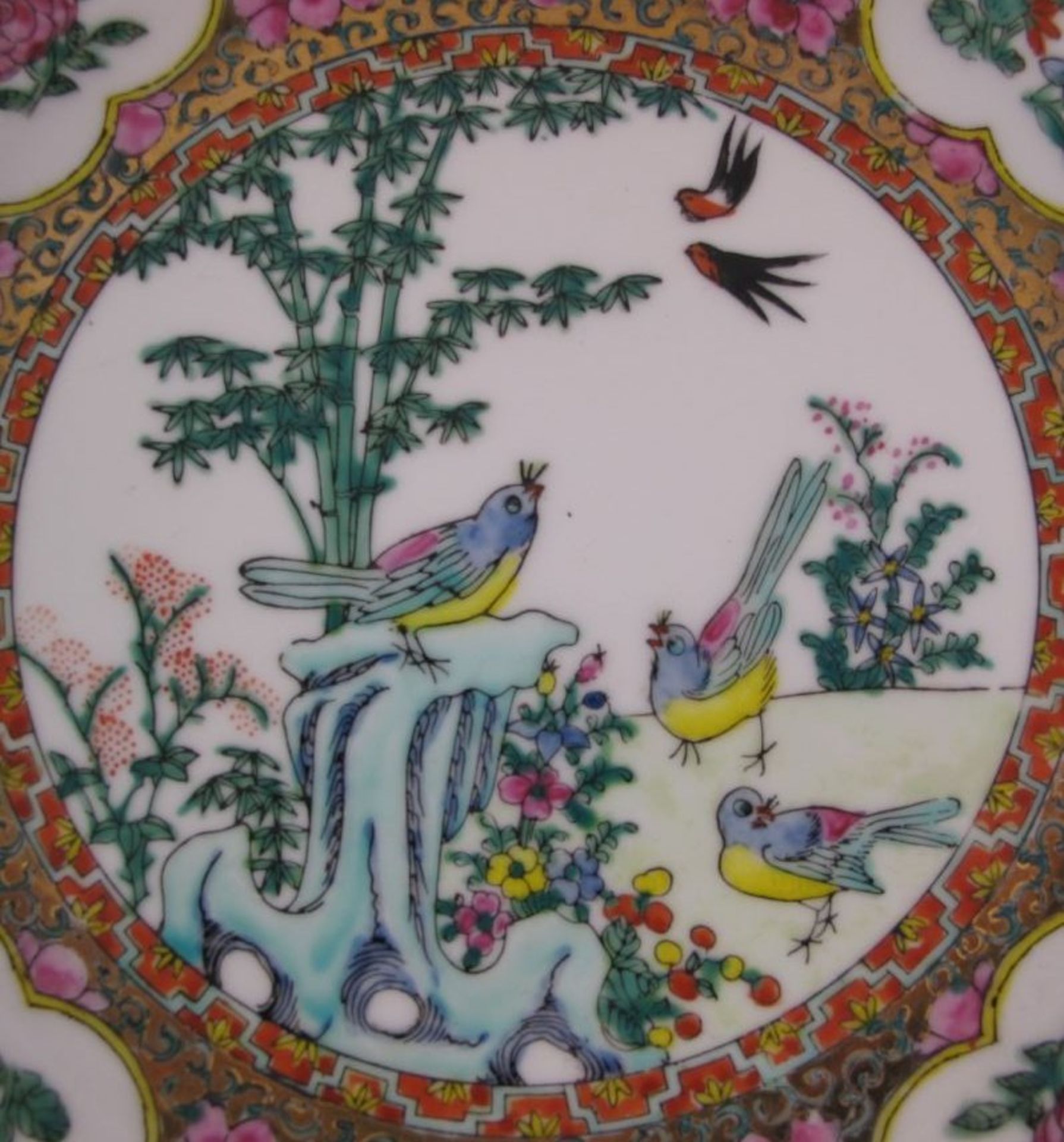 Paar China-Teller, Blumen-u. Vogeldekor, gemarkt, je D-23cm. - Bild 2 aus 4