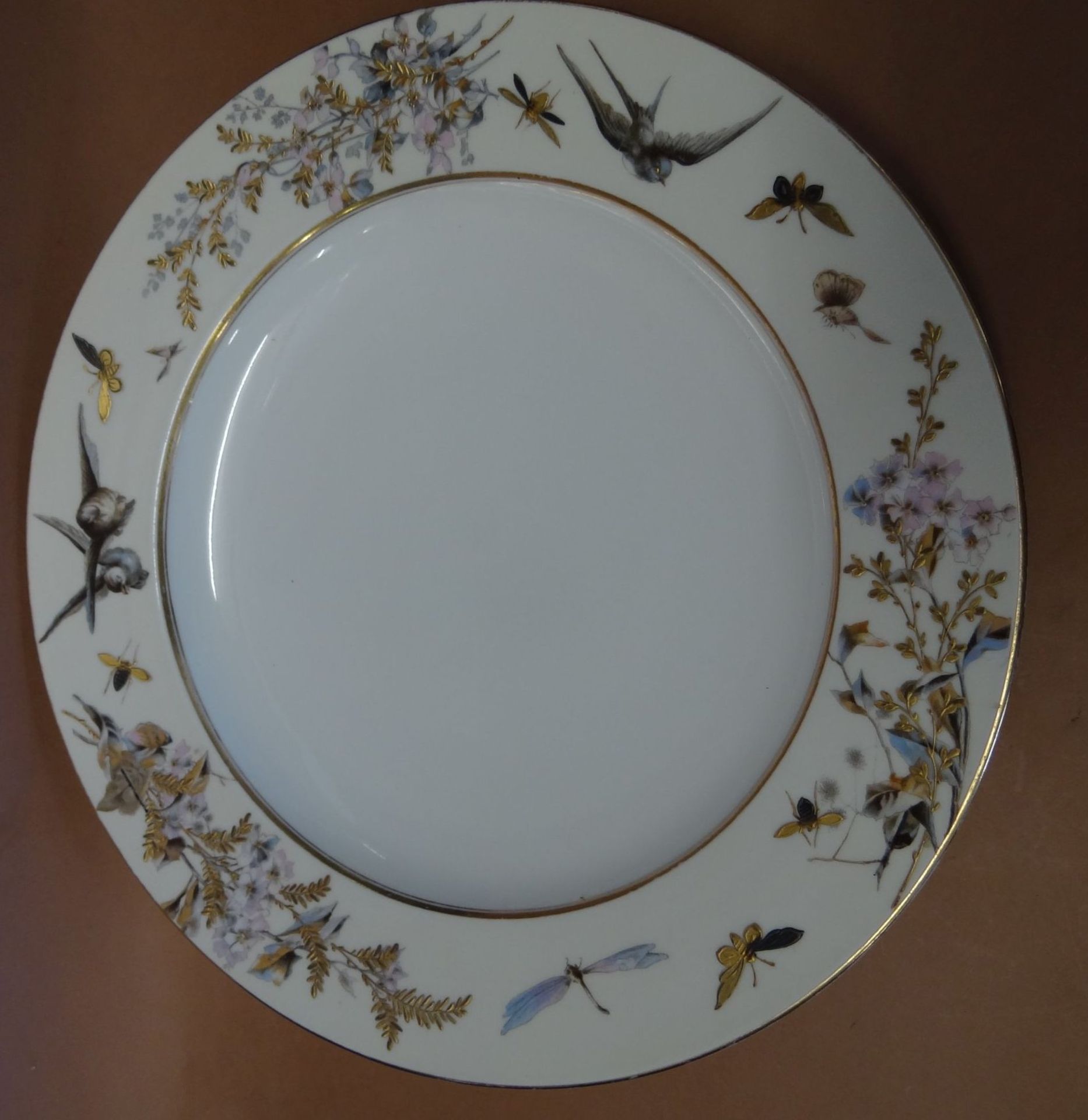 grosse eckige und runde Platte, bemalt mit Insekten Vögeln, Zweige, Goldstaffage, grüne Marke, - Bild 3 aus 10