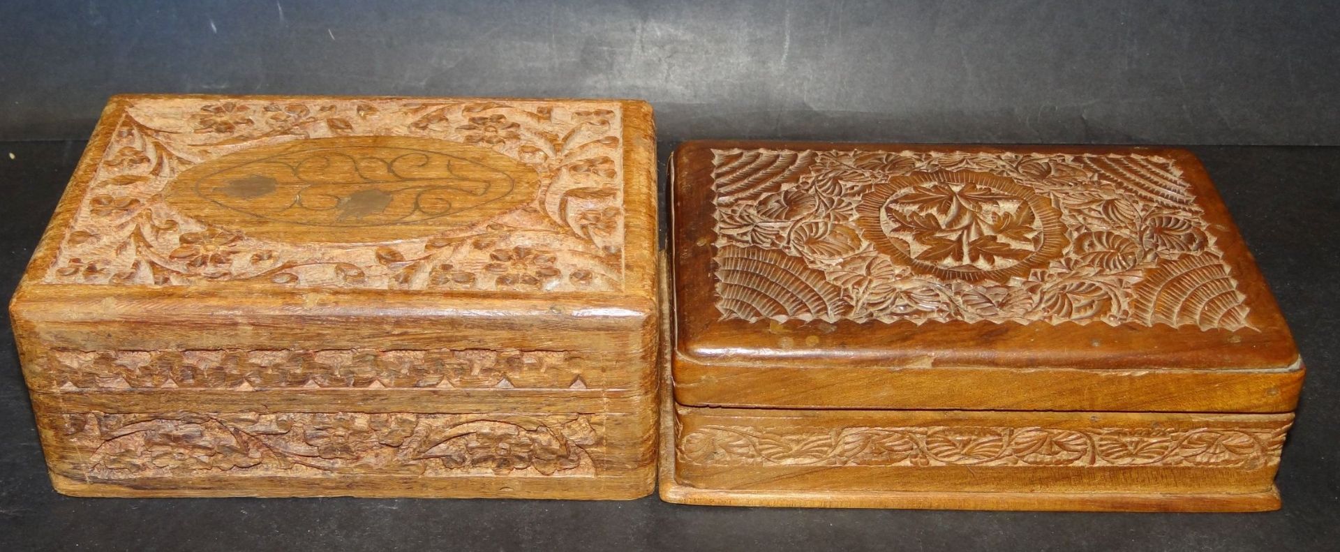 2x asiatische beschnitzte Holzkästchen, ca. 10x15 c