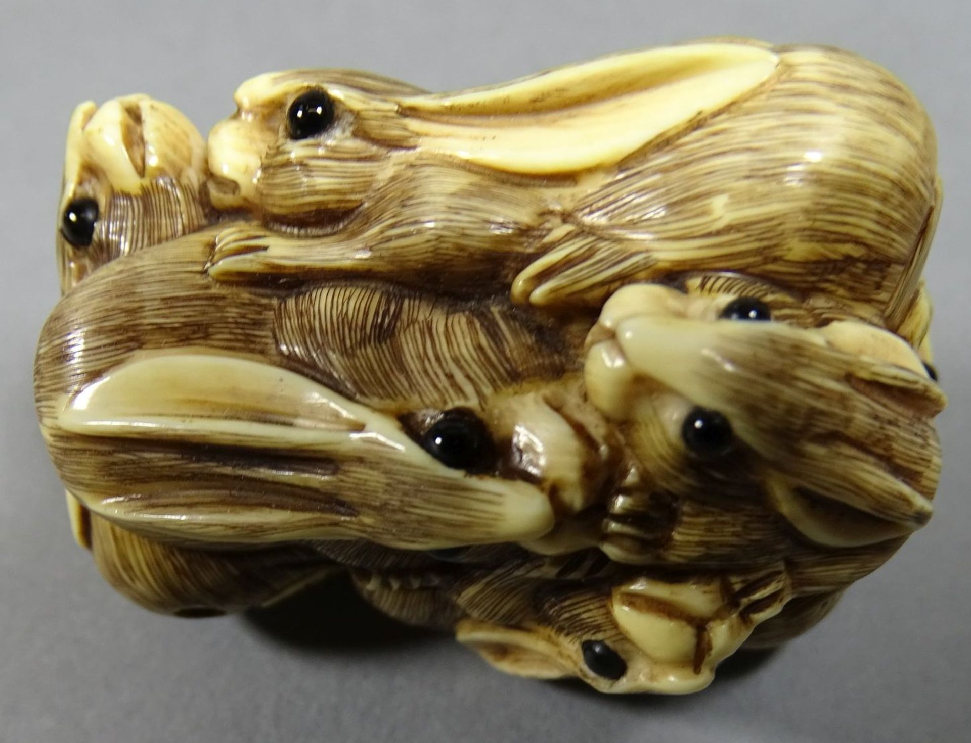 Netsuke, viele Hasen, Elfenbeinschnitzerei signiert, 19.Jhd, L-4,2 cm - Bild 6 aus 7