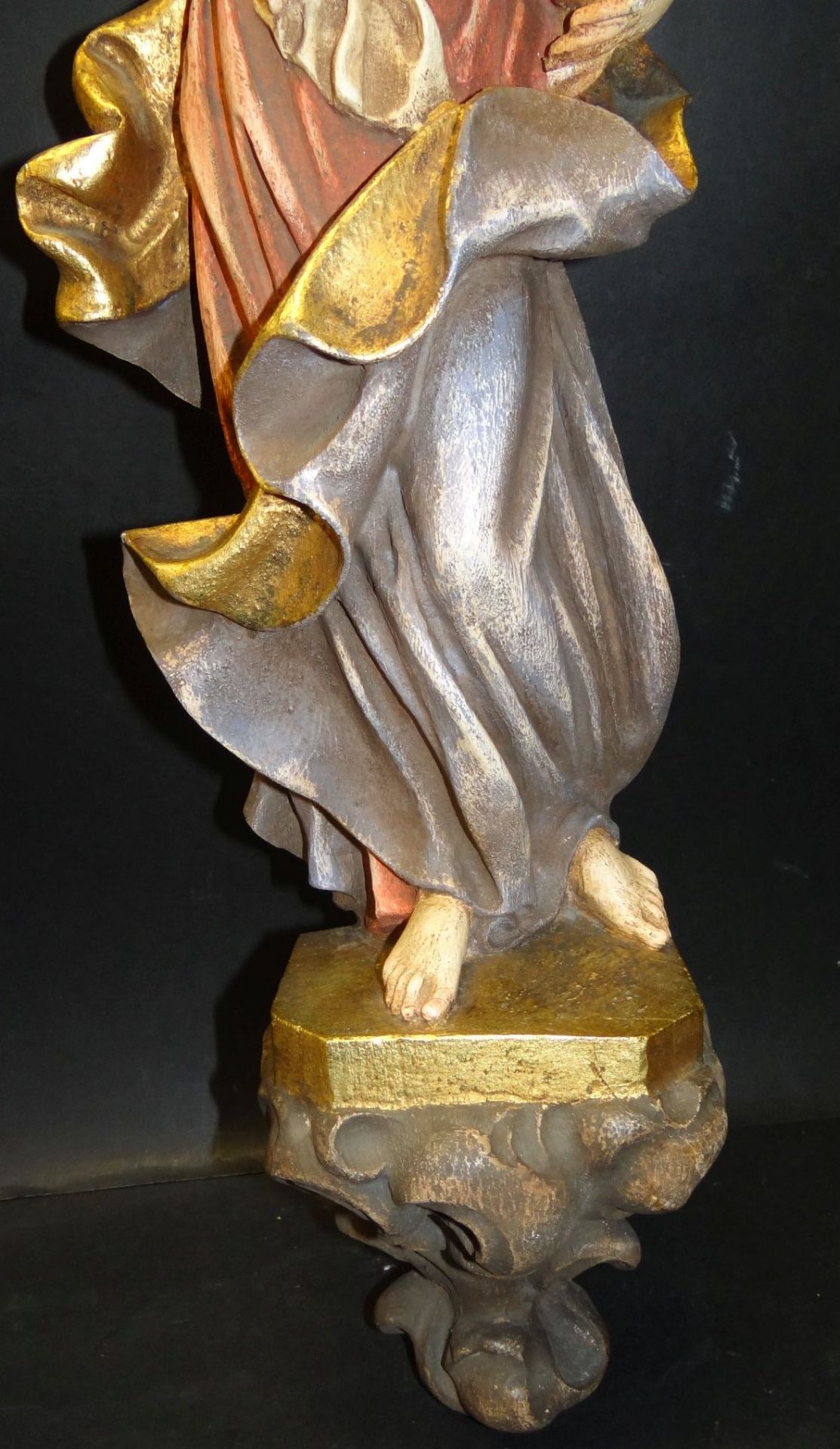 Wandfigur, Madonna mit Kind, wohl Pressholz, farbig gefasst, H-64 cm - Bild 3 aus 6