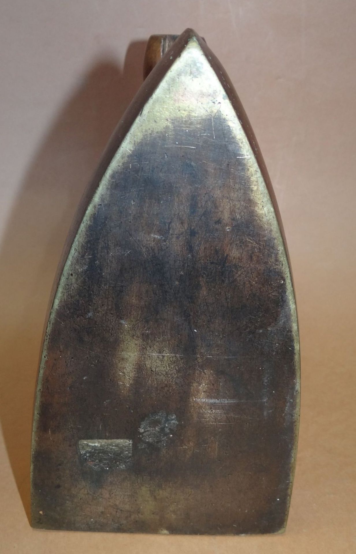 gr. Bronze-Bügeleisen mit Kern und Holzgriff, sammelwürdige Erhaltung, 19.Jhd.H-17 cm, L-21 - Bild 6 aus 6