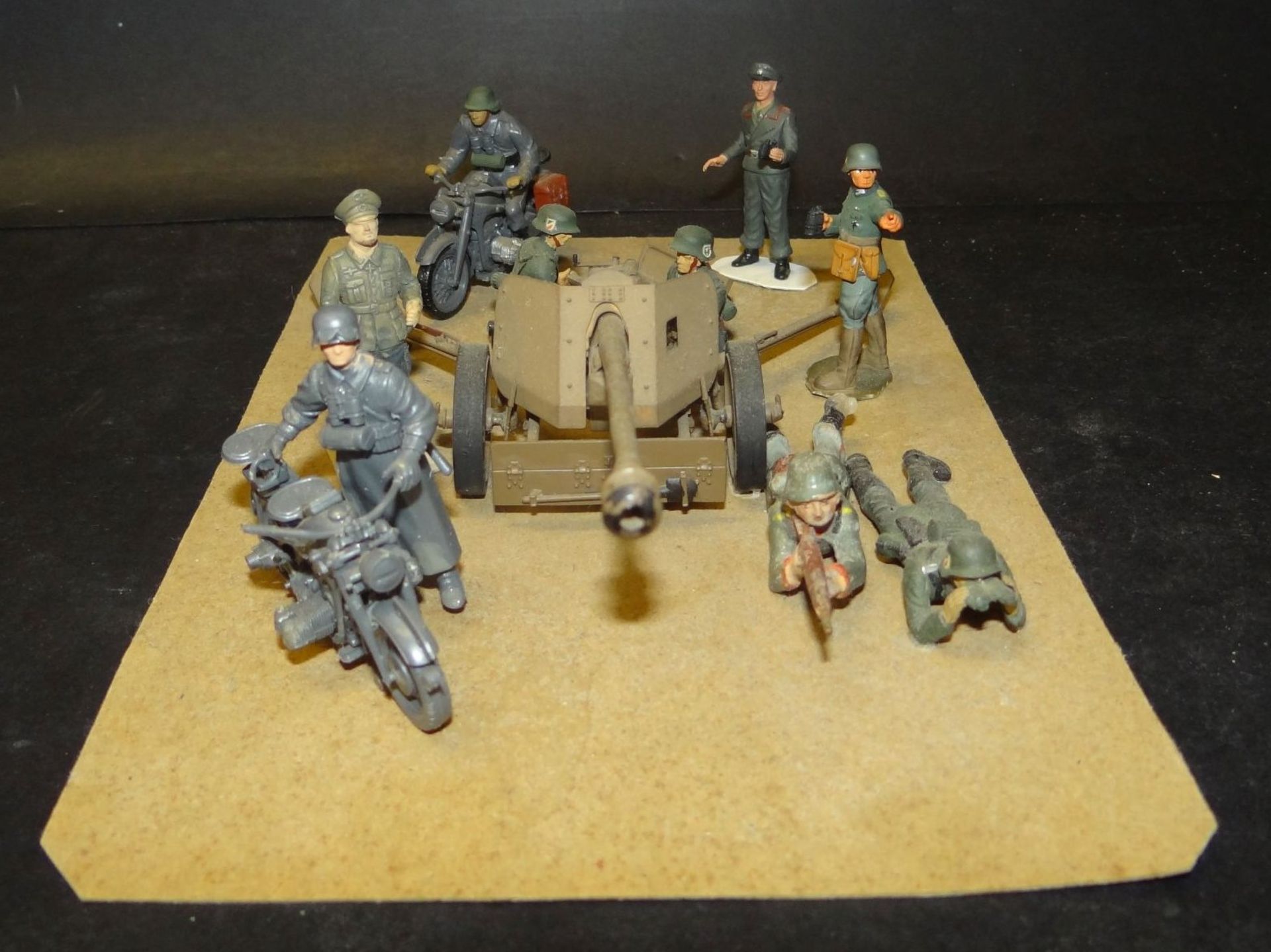 2x Geschütze mit Soldatenfiguren, Motorräder etc. grossteils Kunststoff, einige Elastolin, 2.WK, H- - Bild 3 aus 7