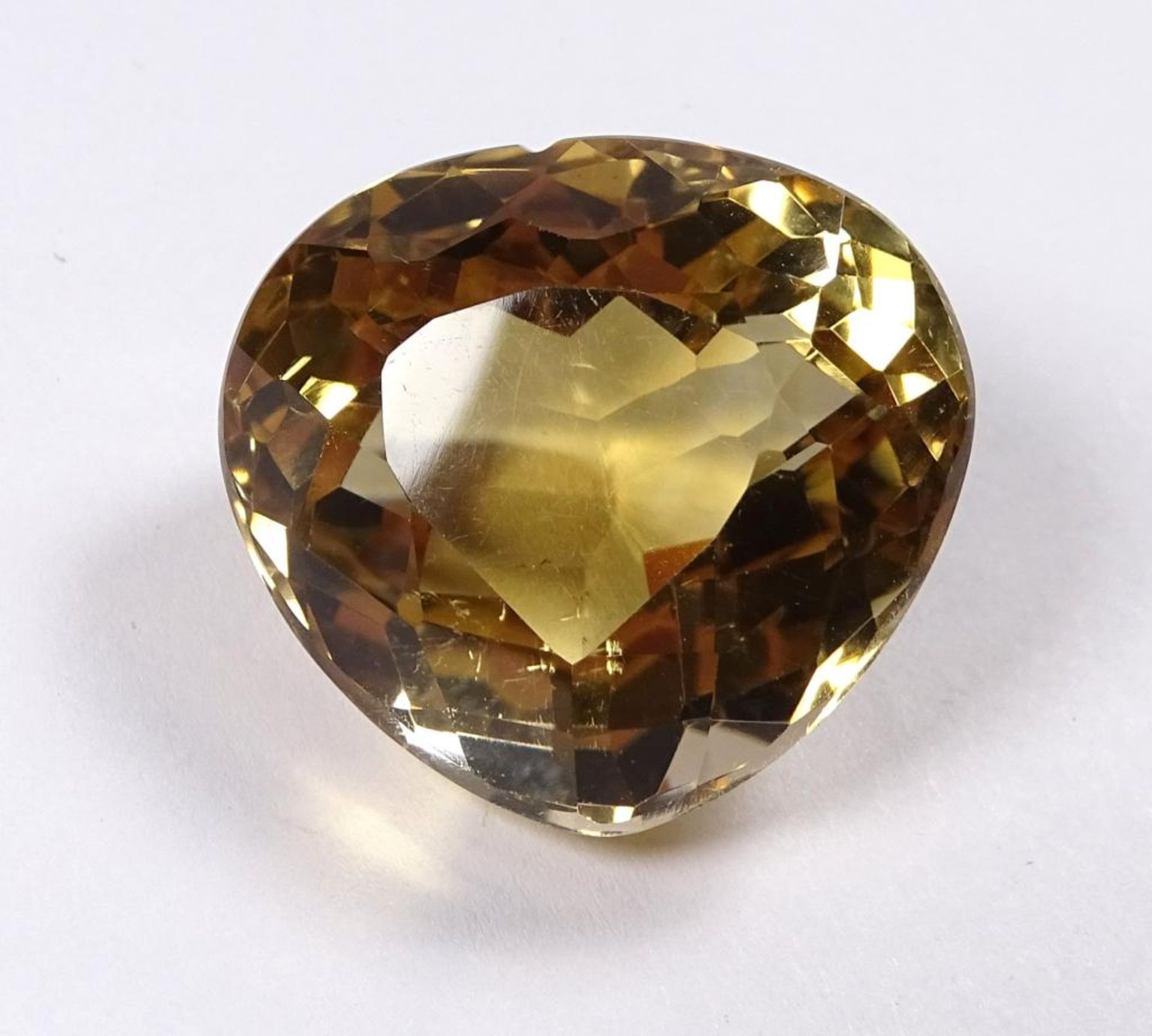 Großer Citrin oder Goldtopas? in Herzform, facettiert, 21gr.,105ct.,31x29,5mm