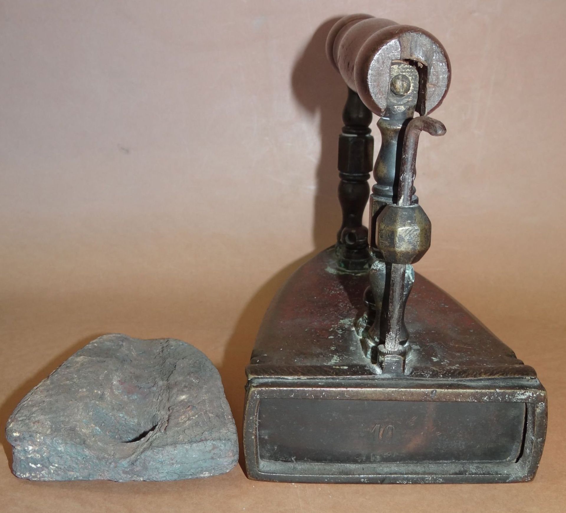 gr. Bronze-Bügeleisen mit Kern und Holzgriff, sammelwürdige Erhaltung, 19.Jhd.H-17 cm, L-21 - Bild 4 aus 6