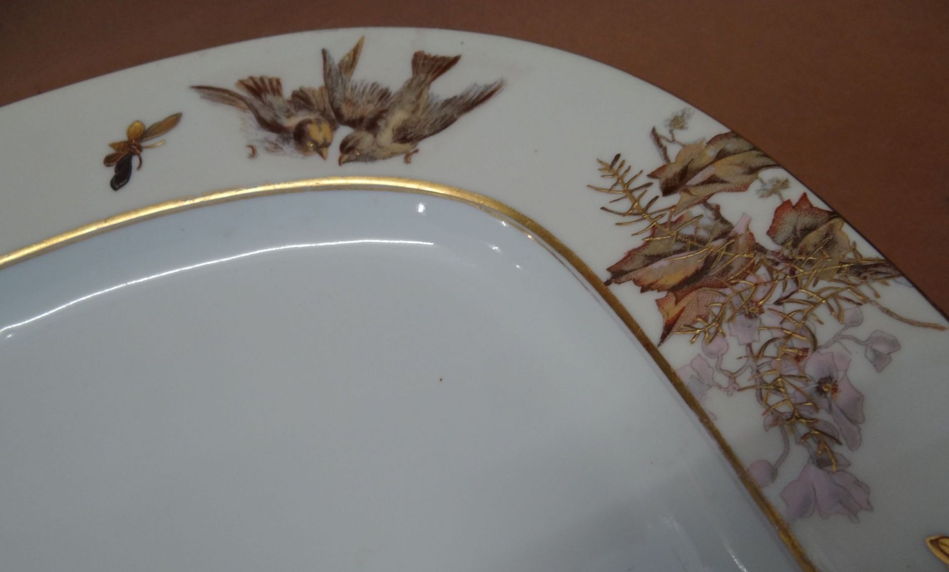 grosse eckige und runde Platte, bemalt mit Insekten Vögeln, Zweige, Goldstaffage, grüne Marke, - Bild 7 aus 10