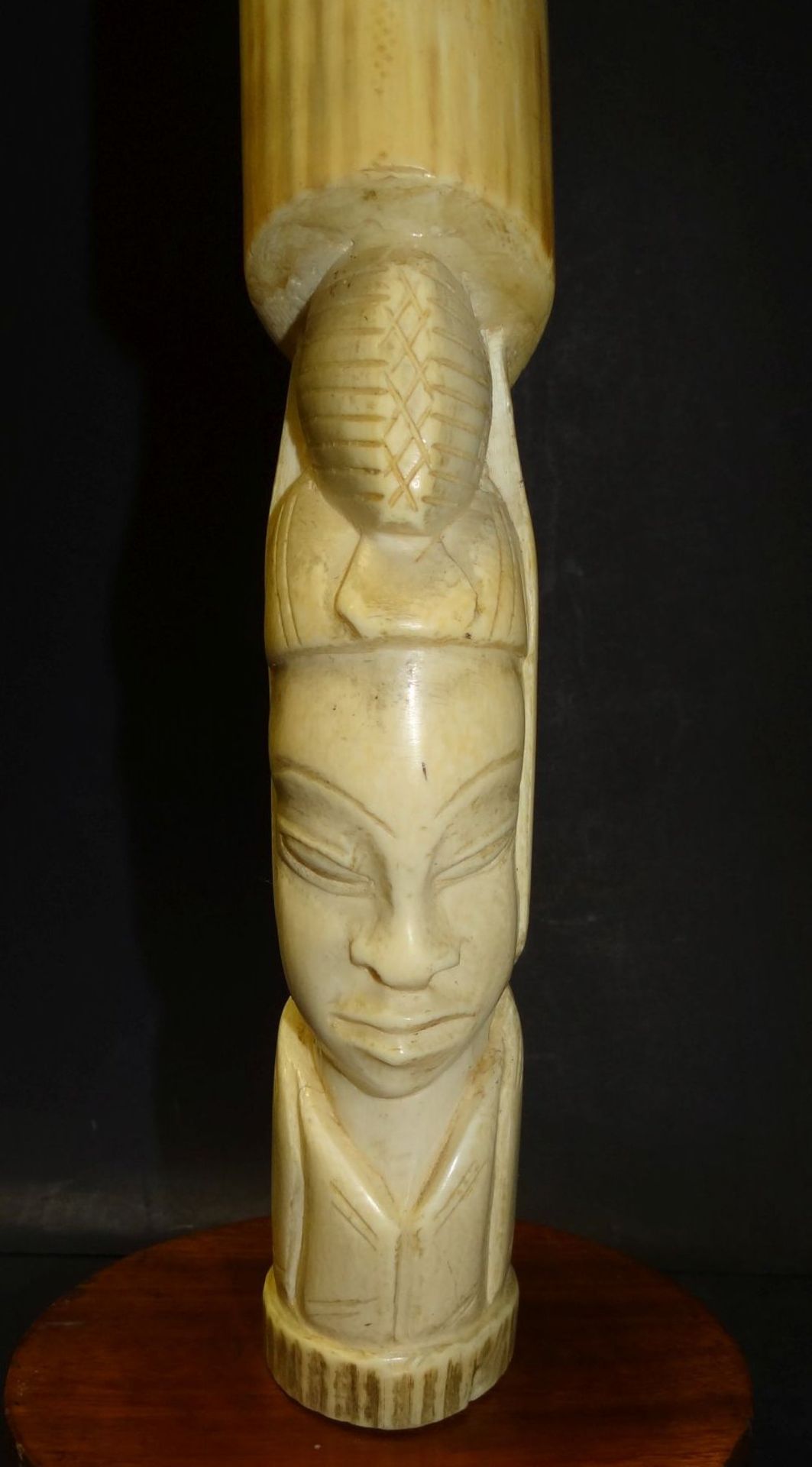 mit Afrikanerkopf beschnitzter Stosszahn um 1930, auf Holzplatte, Altersspuren und verfärbt, Zahn - Bild 3 aus 5