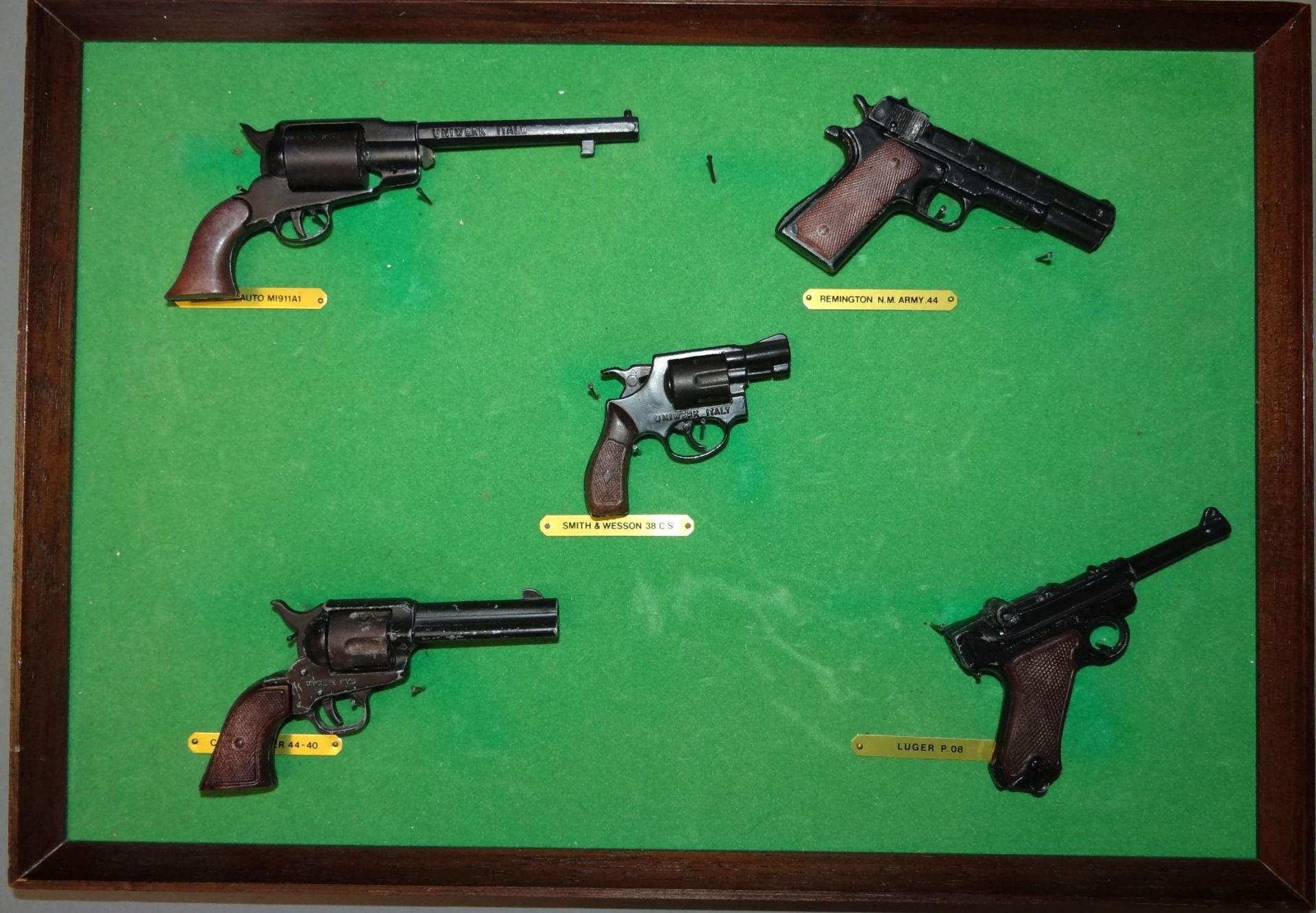 4x kl. originalgetreue Miniatur-Pistolen/Revolver, gerahmt, RG 25x36 cm, L-von 6 bis 13,5 cm - Bild 2 aus 4