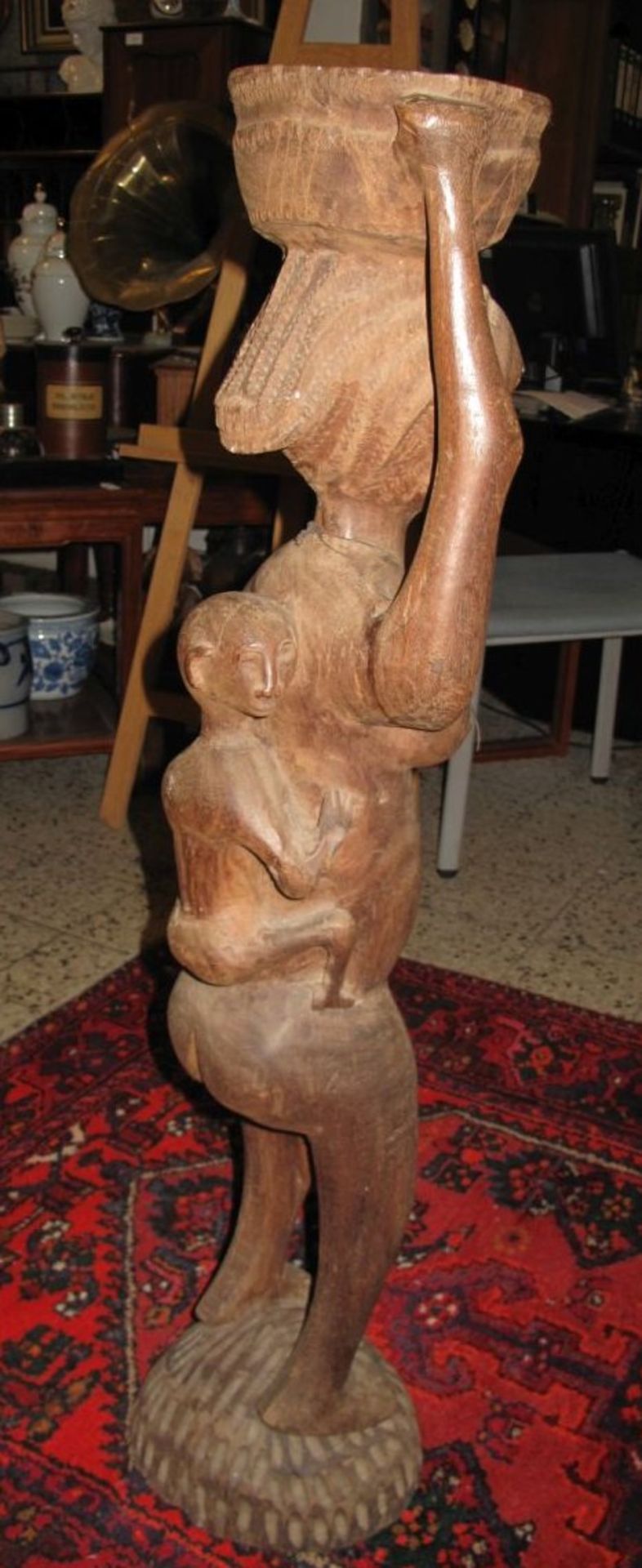 hohe schwere afrik. Standfigur, Holz beschnitzt, älter, H-ca. 107cm. - Bild 2 aus 2