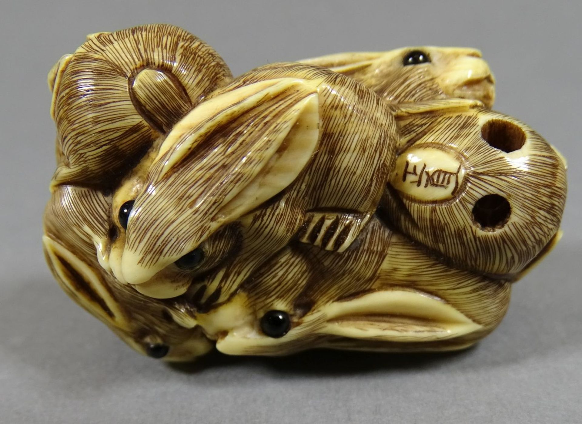 Netsuke, viele Hasen, Elfenbeinschnitzerei signiert, 19.Jhd, L-4,2 cm