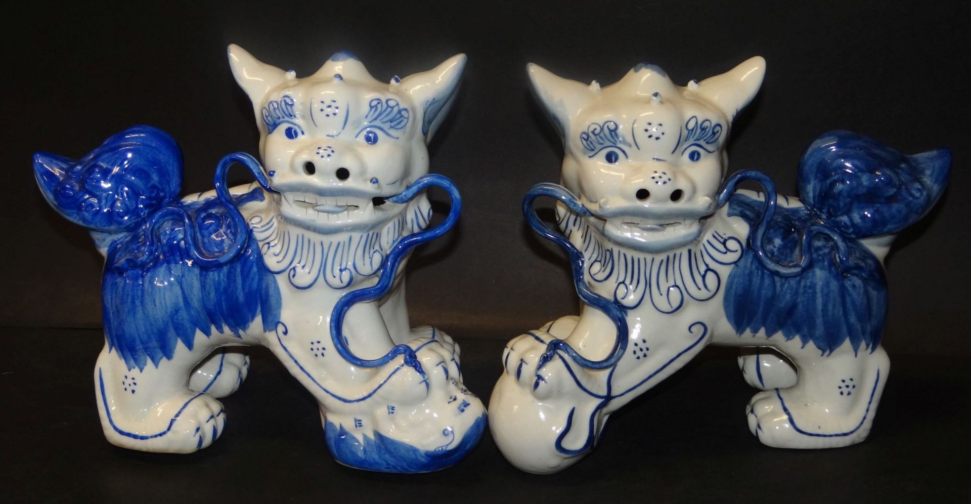 Paar Fu-Hunde, China, Blaumalerei, beide mit feiner Klebestelle an Faden, H-21 cm