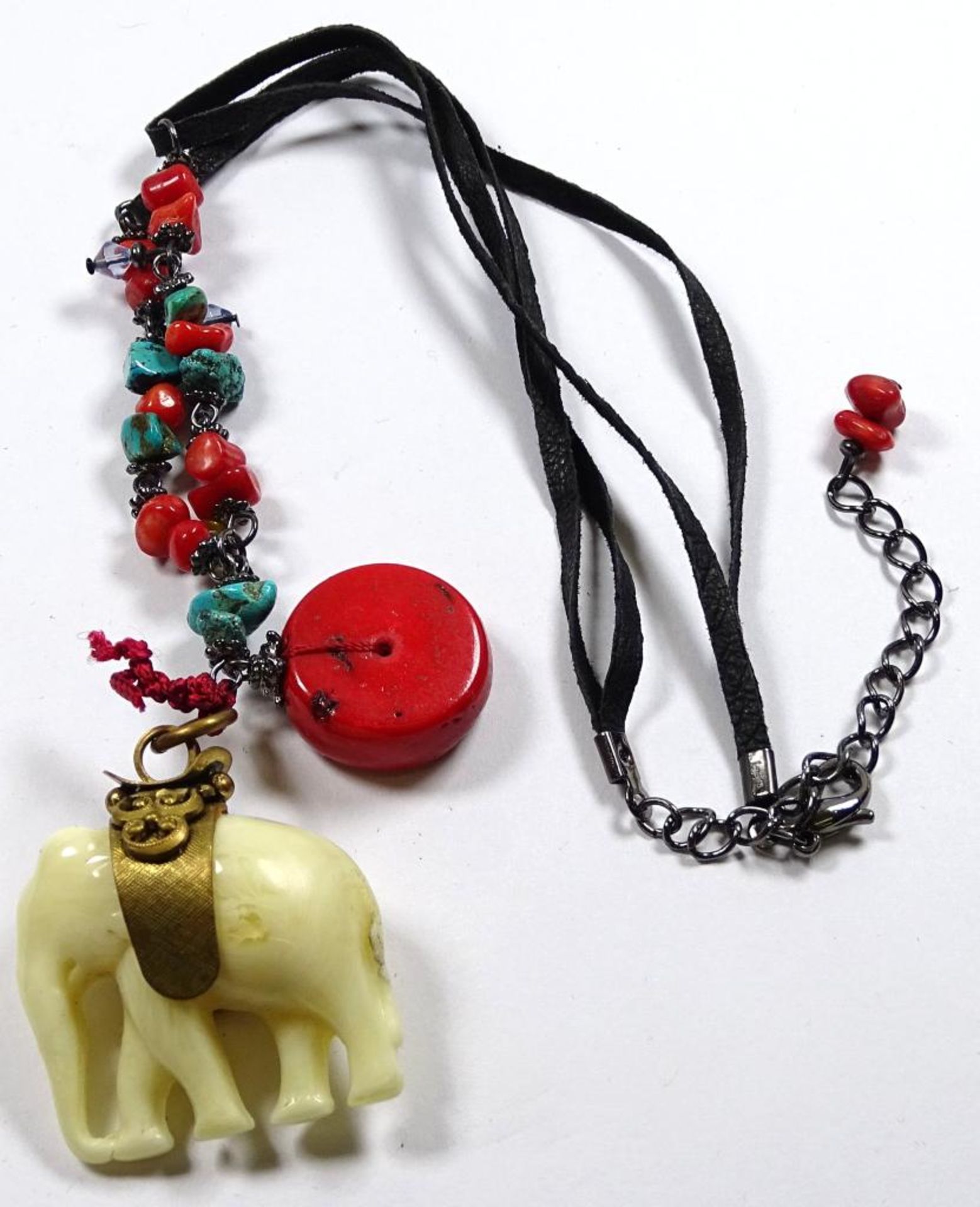 Halskette,mit Koralle,türkise und Plastikelefant,ca.L- 40c