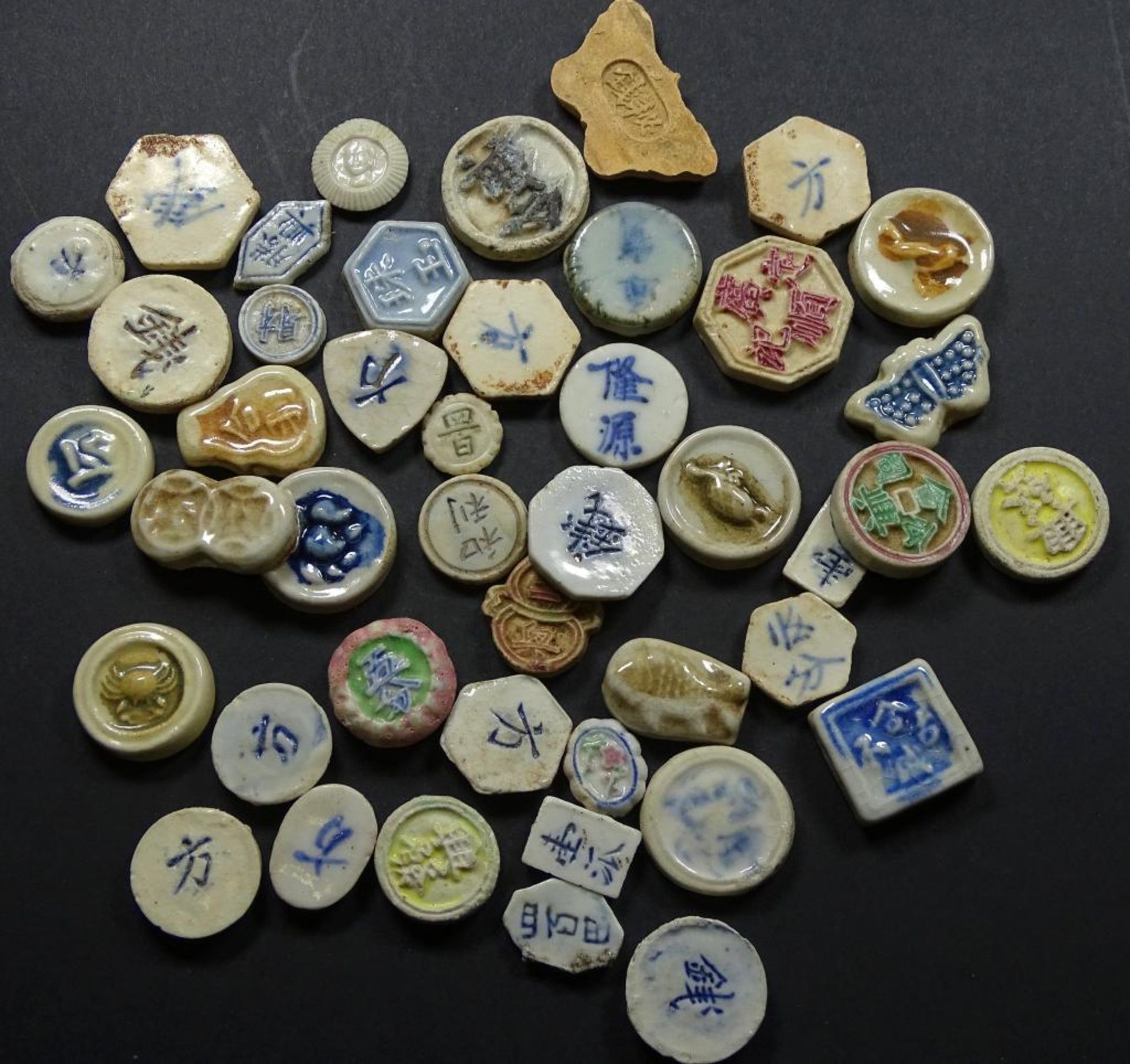 Konvolut Chinesische Münzen o.ä. Porzell