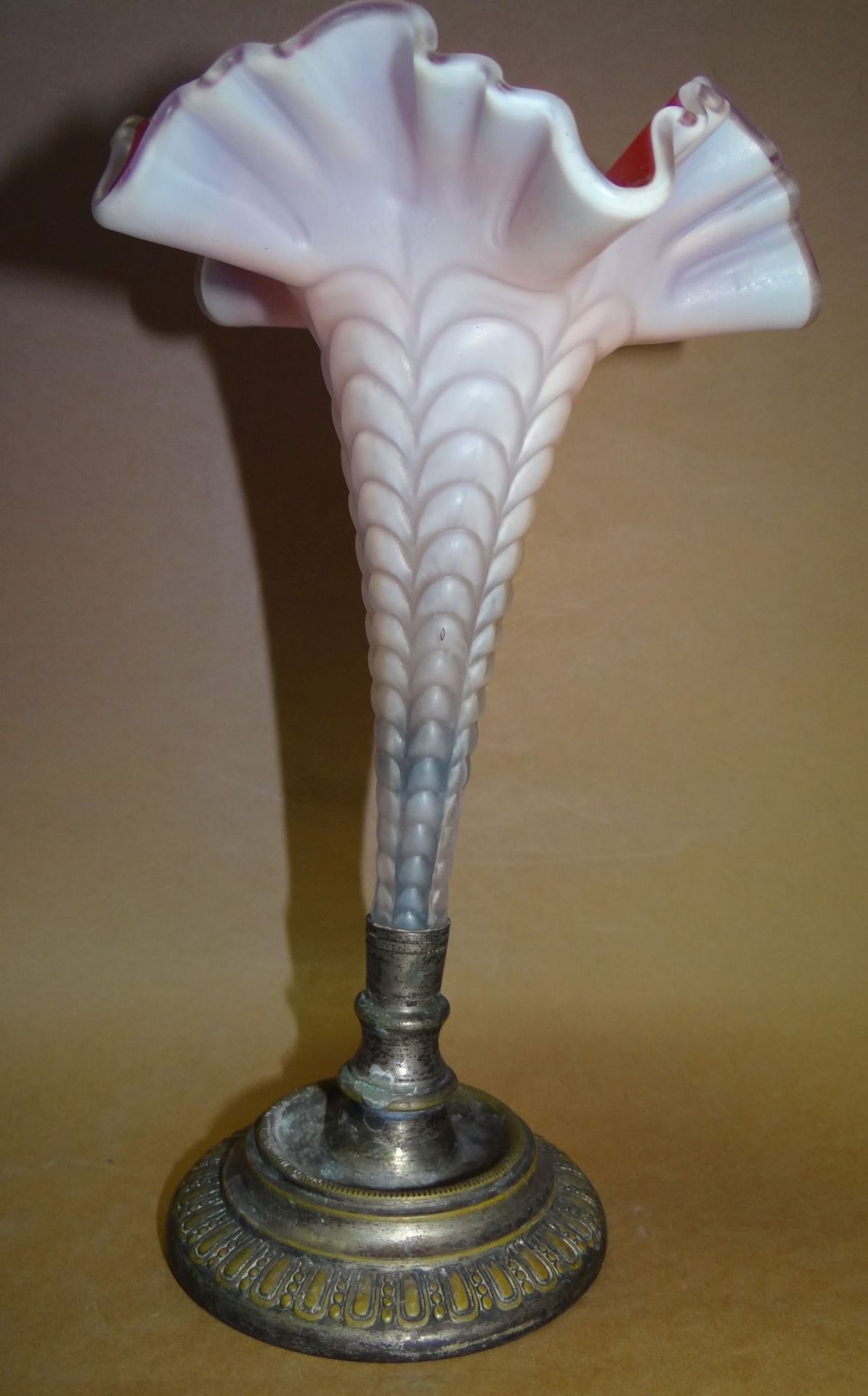 Überfang-Vase mit gefüllten Messingstand, weiss/rot, H-20 cm, 19.J - Bild 3 aus 5