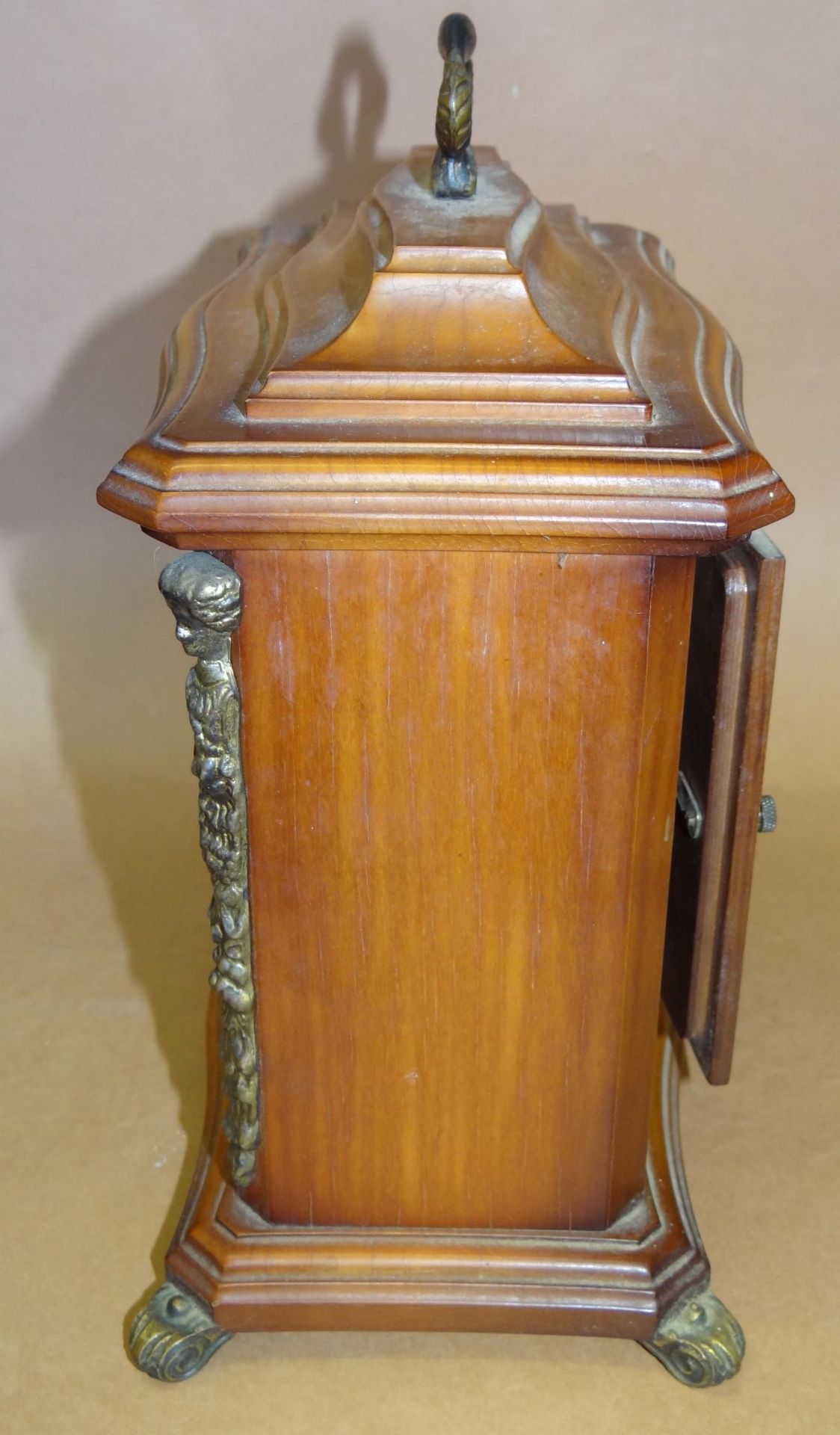 mechan. Tischuhr "Dugena" in Holzgehäuse, Werk und Schlag geht, H-24 cm, B-21 c - Bild 4 aus 6