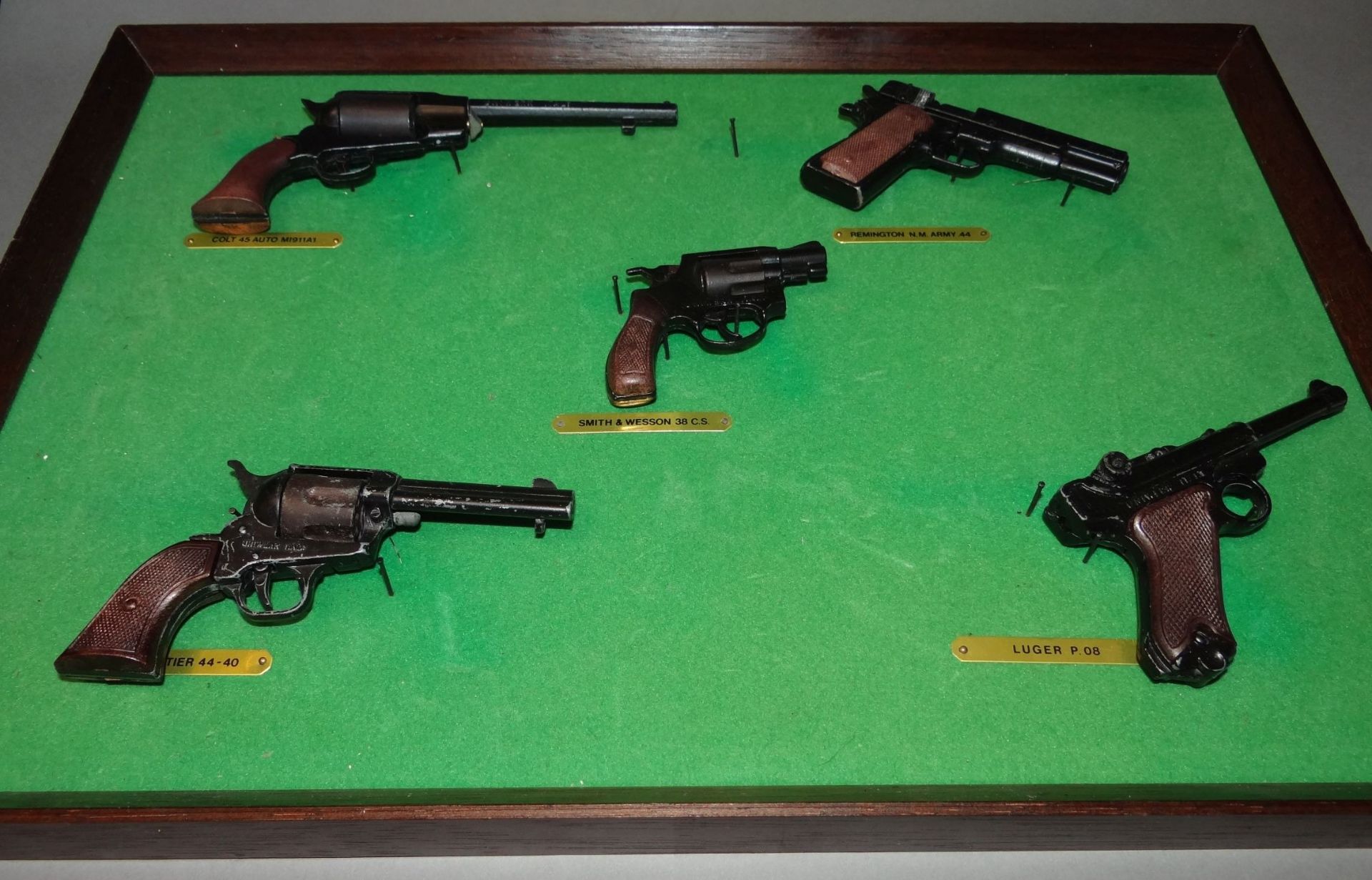 4x kl. originalgetreue Miniatur-Pistolen/Revolver, gerahmt, RG 25x36 cm, L-von 6 bis 13,5 cm - Bild 4 aus 4