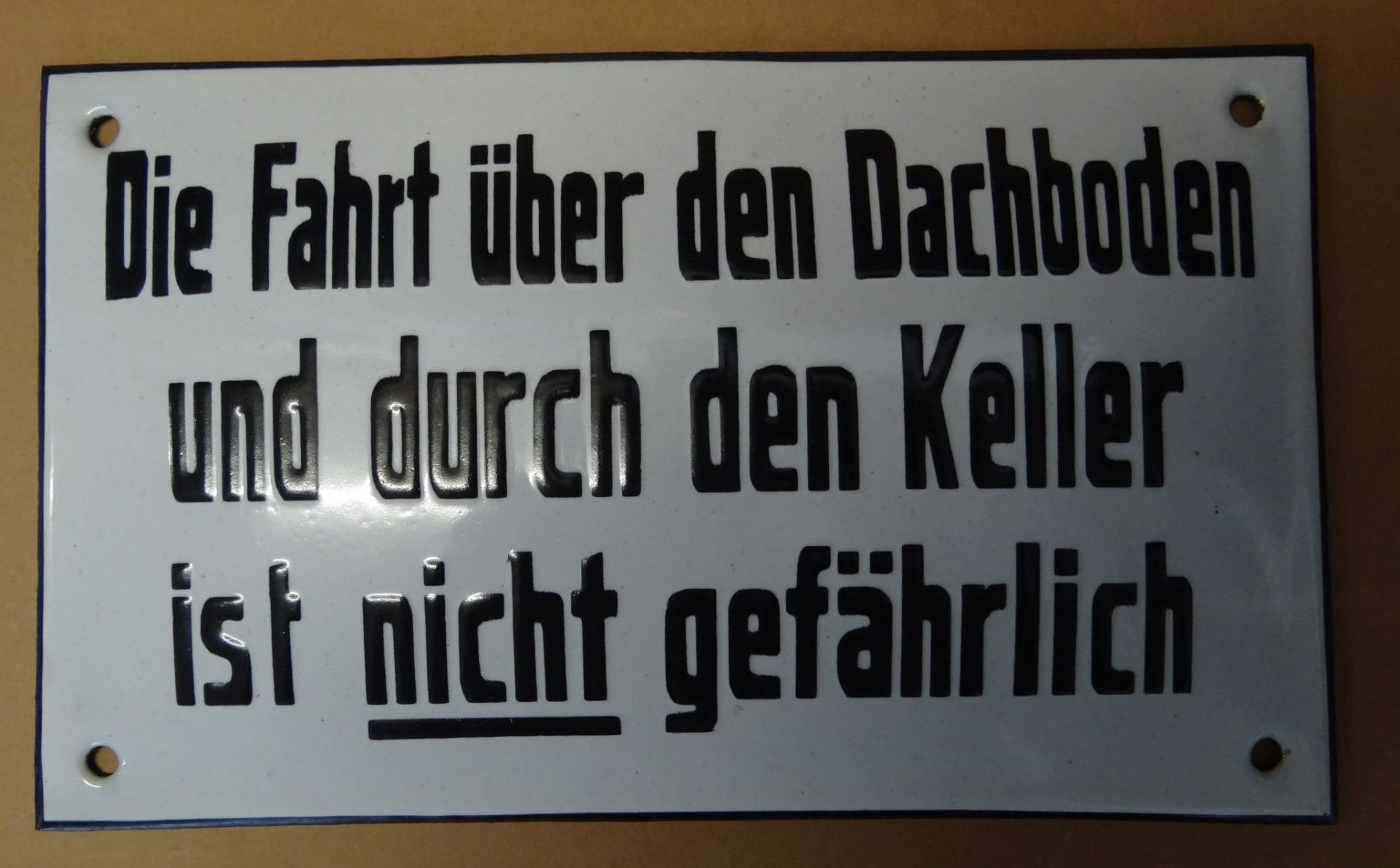 kl. Emaille-Schild, leicht gebogen, 12x20 cm, beschriftet "Die Fahrt über den Dachboden und durch