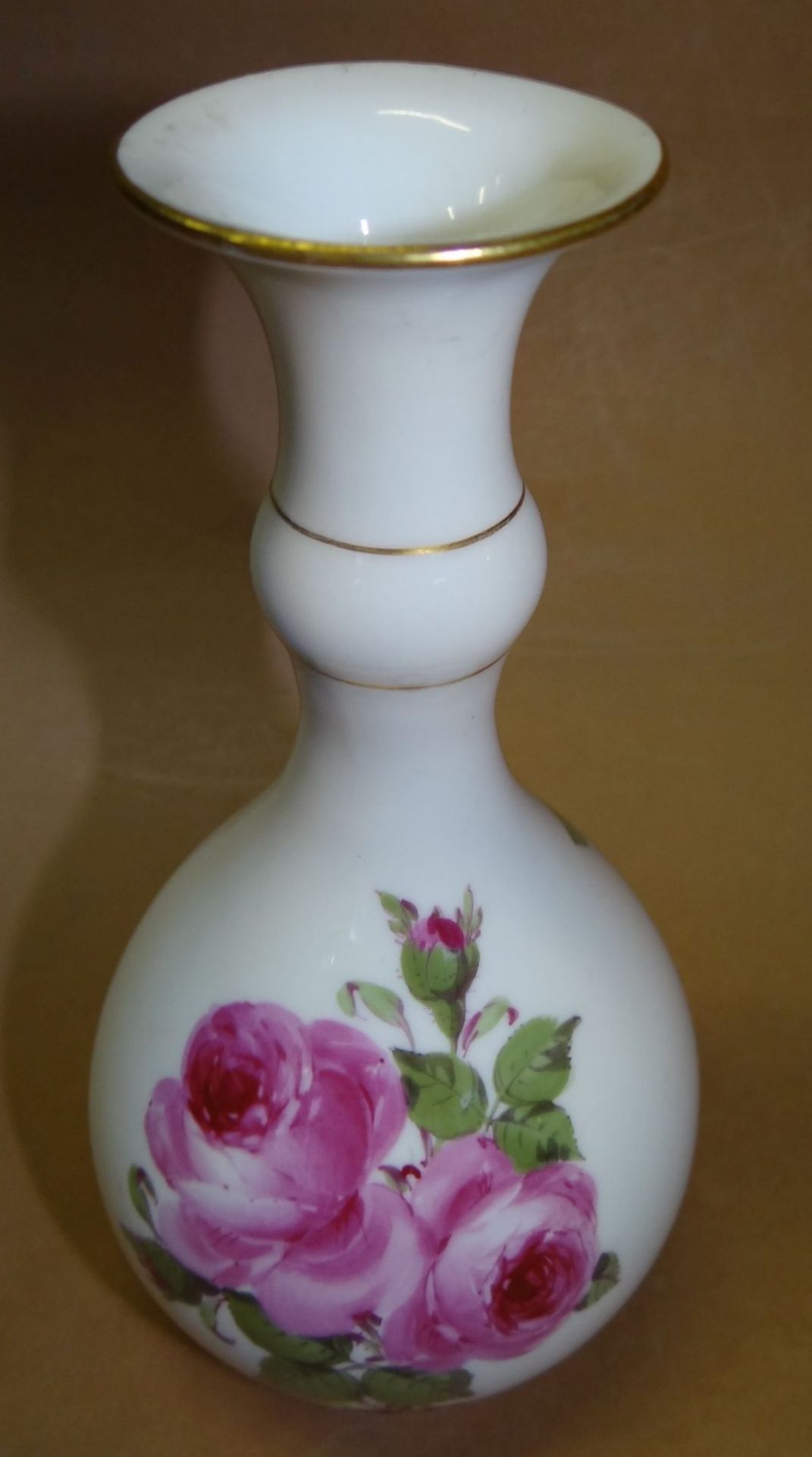 kl. Vase "Meissen" rote Rosen, Schwertermarke, 1.Wahl, H-16 cm - Bild 3 aus 4