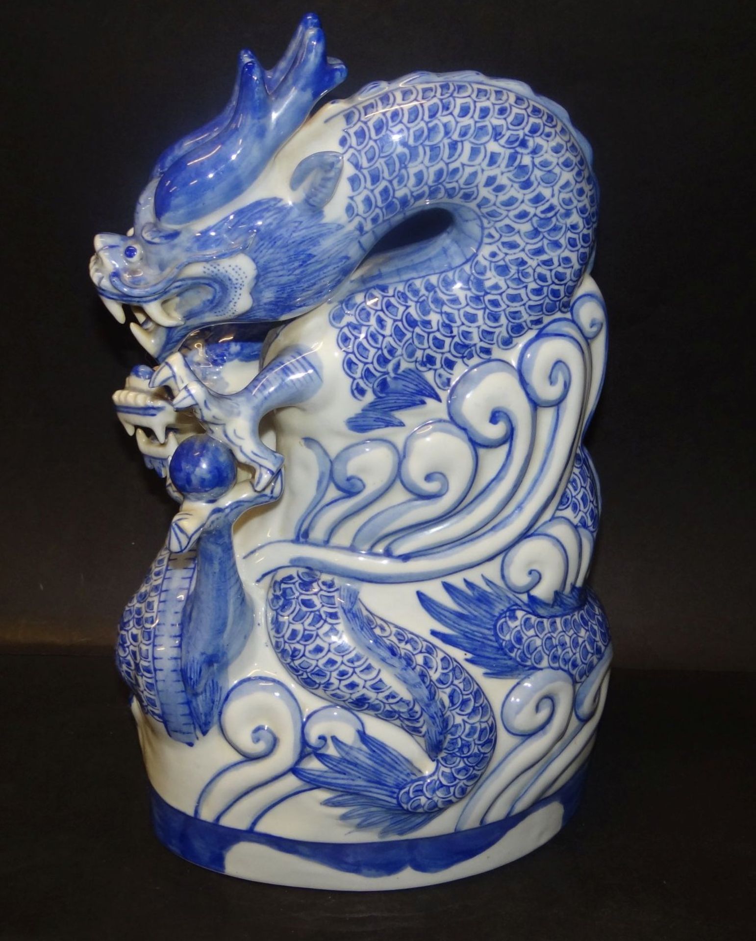 grosser China-Drache mit Kugel, Blaumalerei, H-35 cm, kl. Abplatzer seitlich - Bild 2 aus 7
