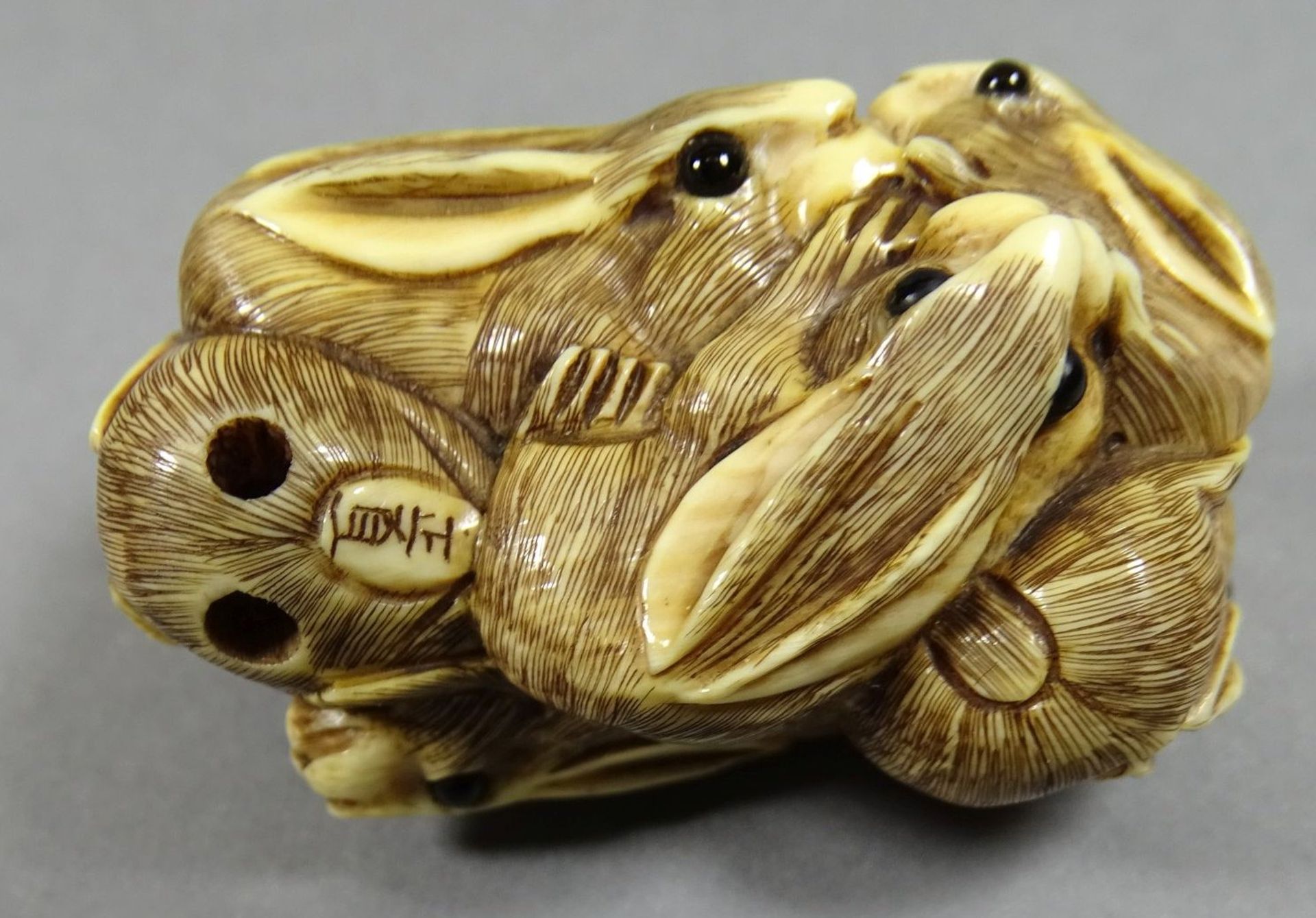 Netsuke, viele Hasen, Elfenbeinschnitzerei signiert, 19.Jhd, L-4,2 cm - Bild 5 aus 7