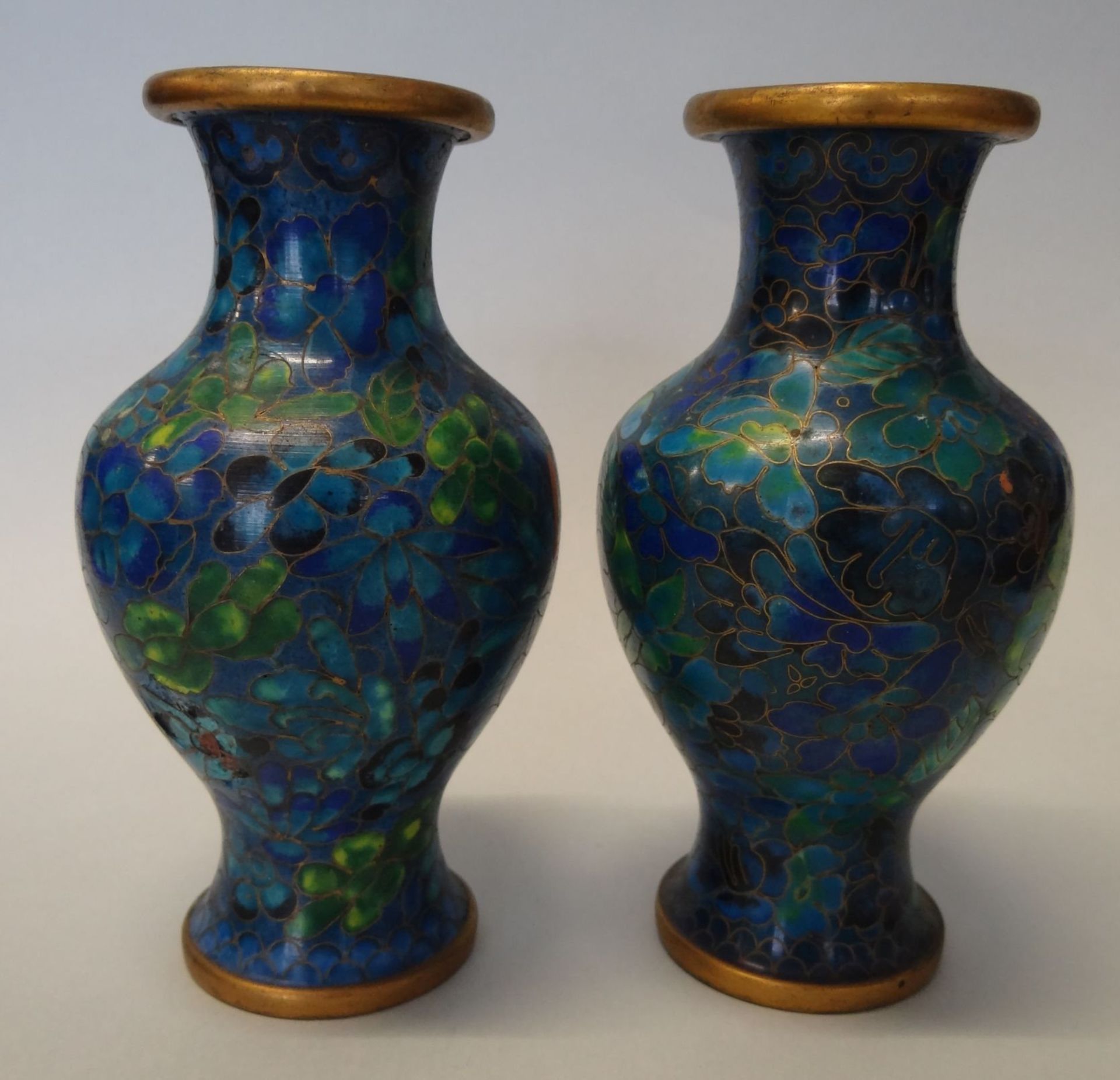 Paar Cloisonne-Vasen, China, H-13 cm