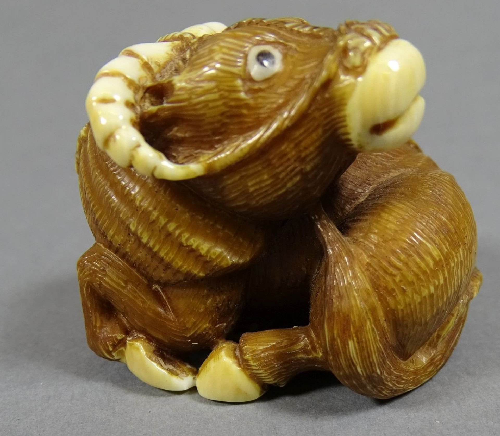 Netsuke, Wasserbüffel, Elfenbeinschnitzerei um 1900, signiert, H-4,5 c - Bild 4 aus 6