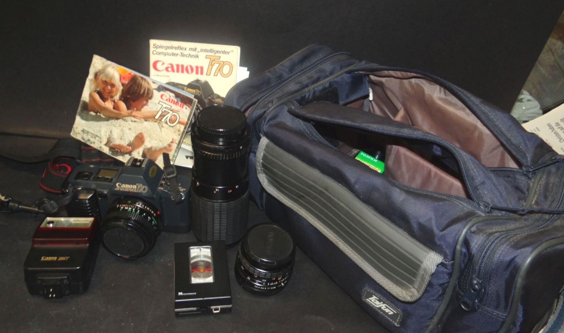 Spiegelreflex "Canon T70" mit Zubehör in Tasche, mit Beschreibung, Tele und anderes Objektiv, Blitz,