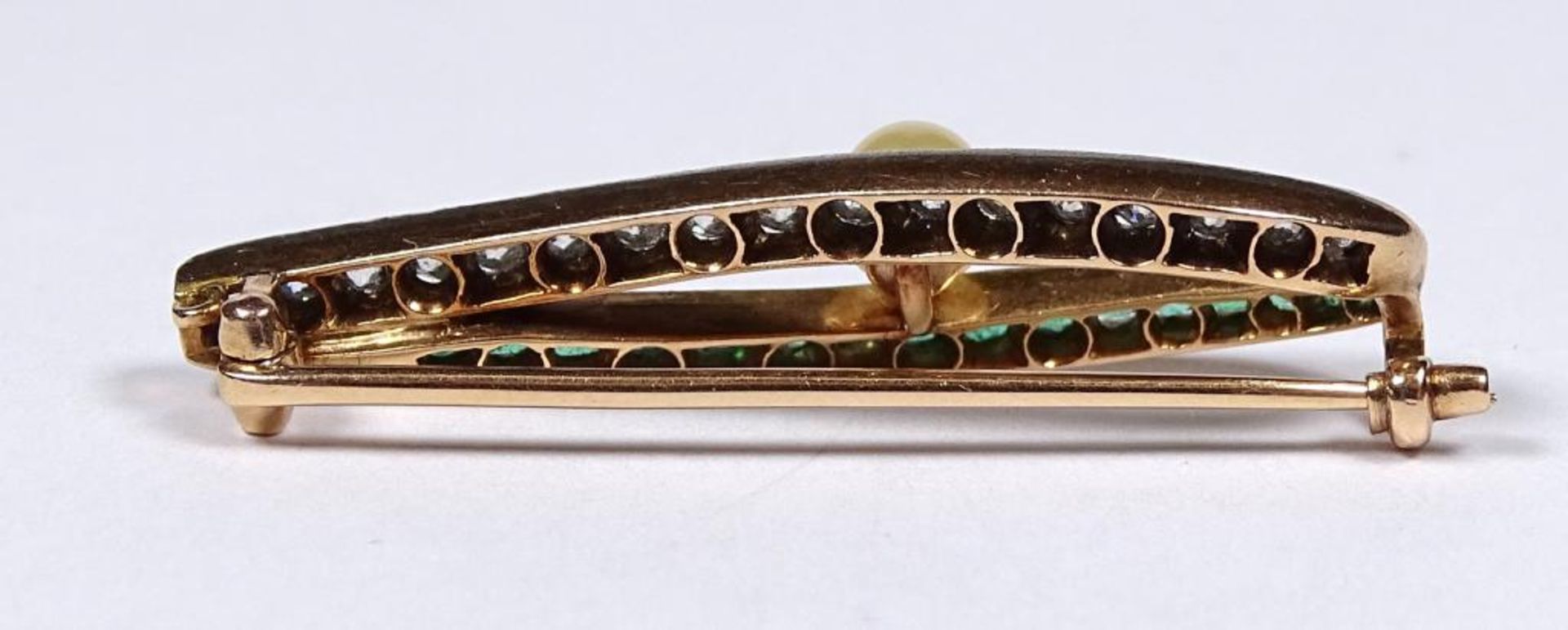 Antike Goldbrosche um 585 (gepr.),Diamanten und Smaragde,mittig Perle, L-38mm,b-11mm, 4,62gr. - Bild 3 aus 3