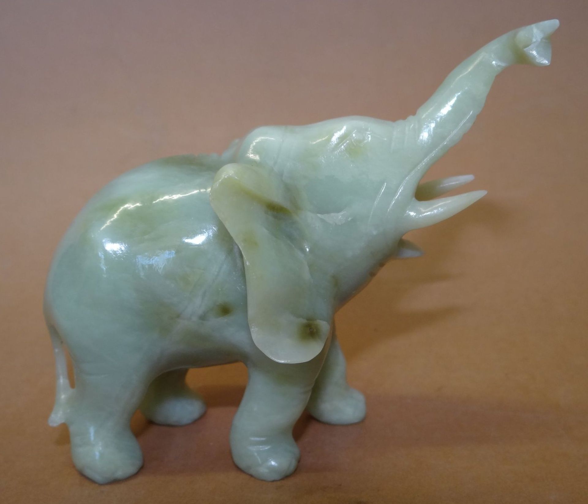 Jade Elefant mit erhobenmen Rüssel, h-8 c