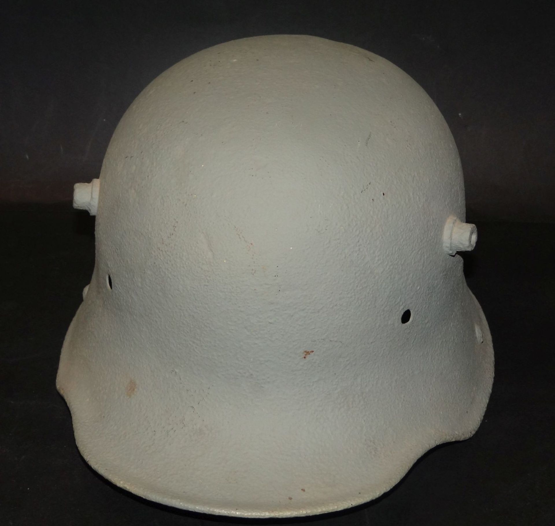 grauer Stahlhelm