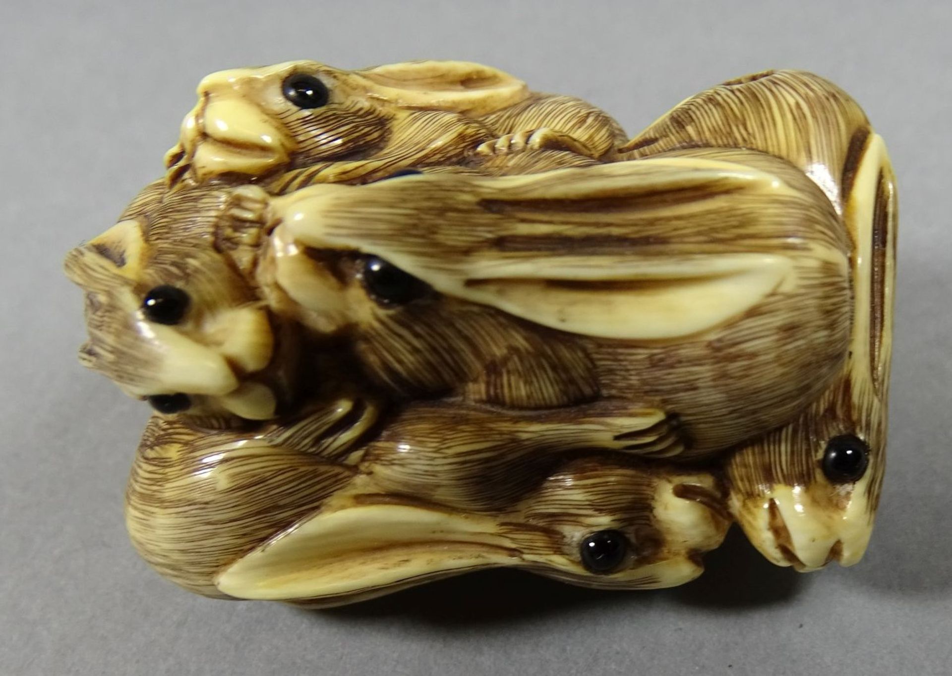 Netsuke, viele Hasen, Elfenbeinschnitzerei signiert, 19.Jhd, L-4,2 cm - Bild 3 aus 7