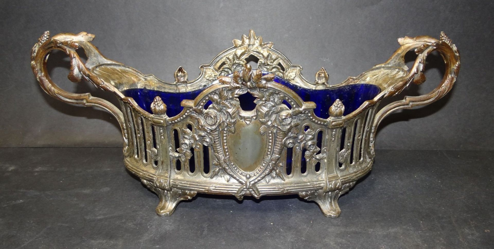 gr. Metall Jardiniere mit blauen Glaseinsatz um 1900, H-16 cm, 40x16 cm, ungepflegt