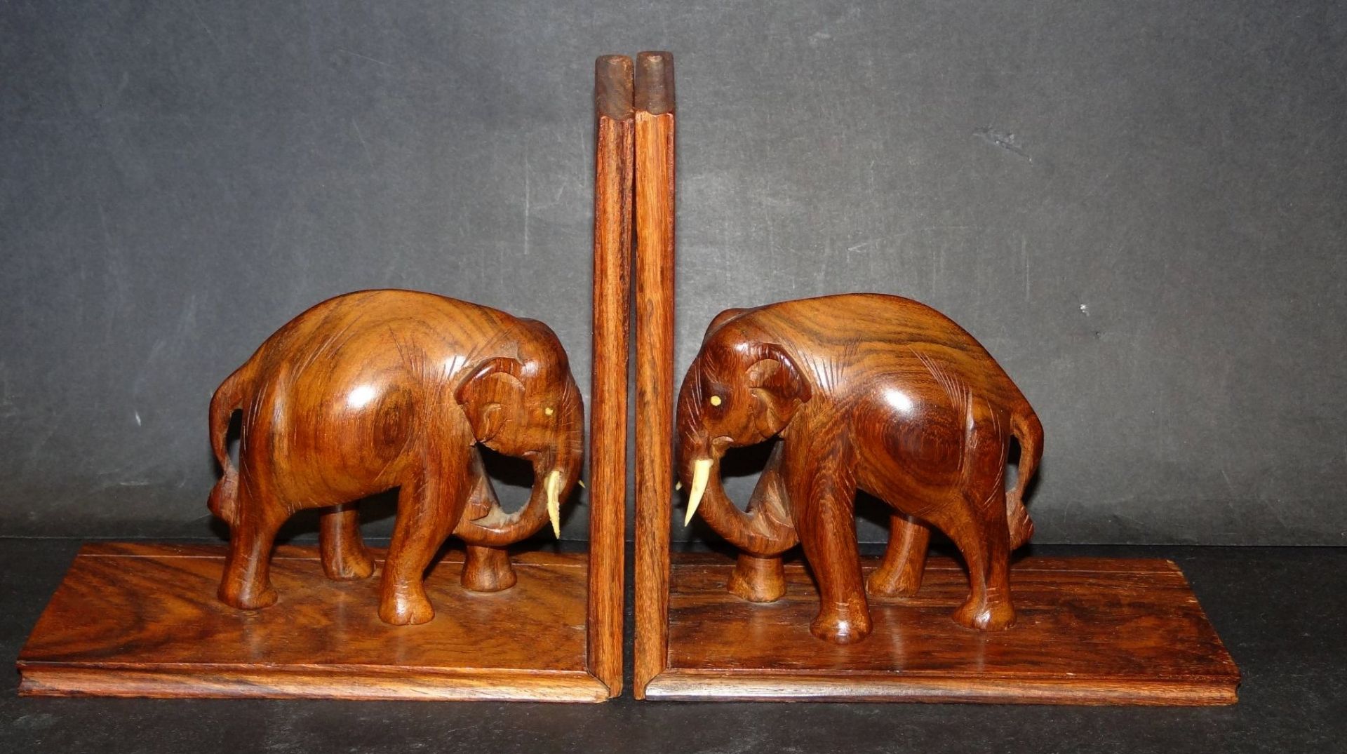 Paar Holz Buchstützen mit Elefanten, H-15 c