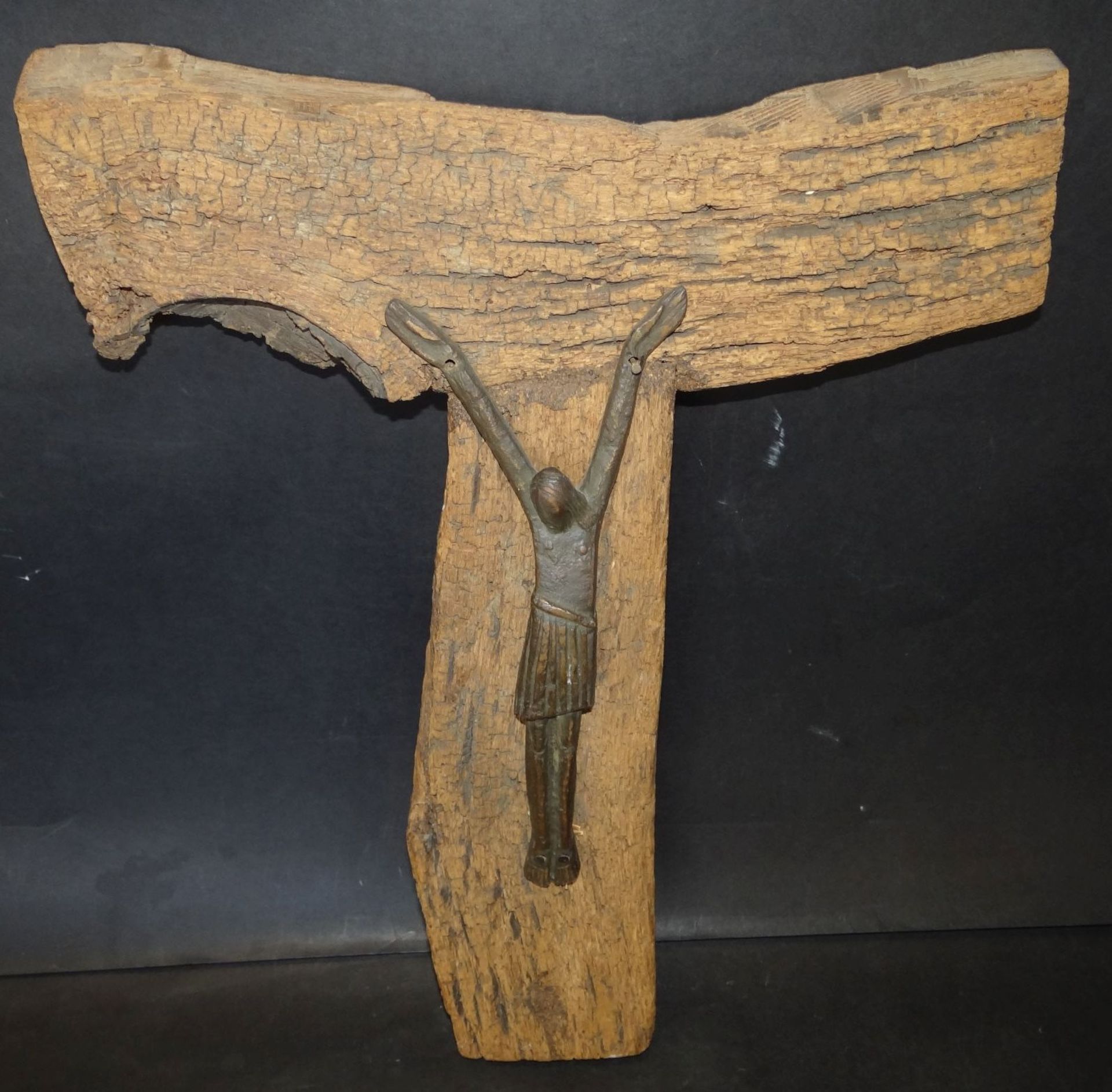 modernes Kruzifix mit Bronze-Jesus auf alten Holz, 46x38 cm