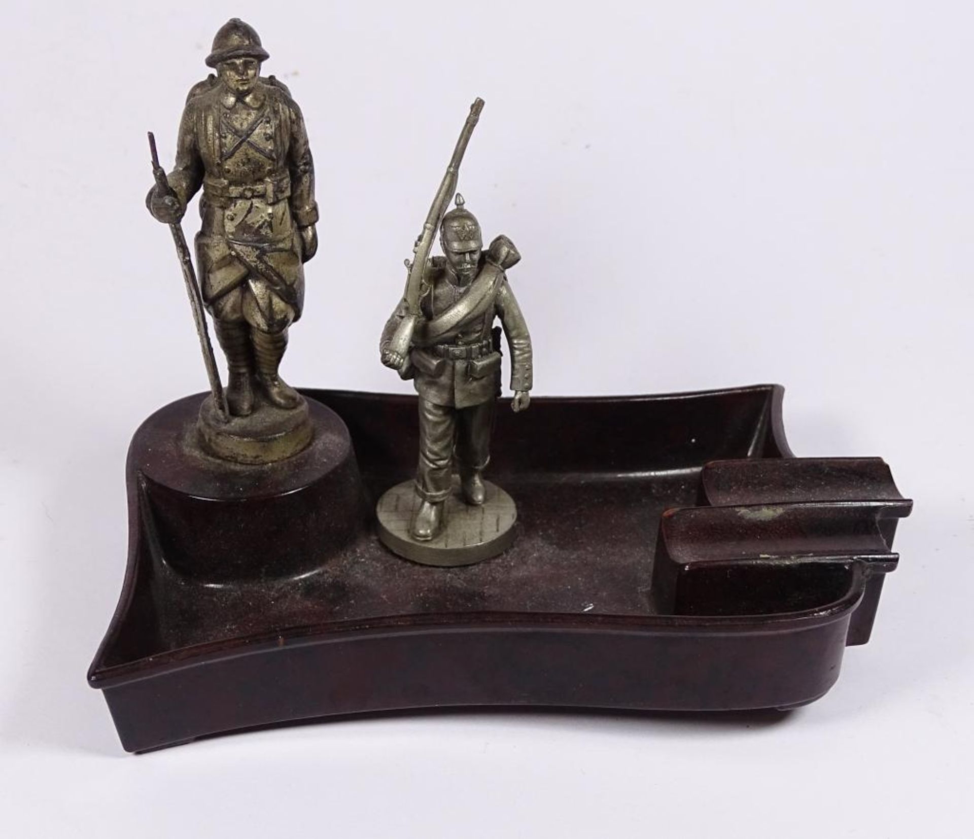 Aschenbecher,Bakelit,zwei Soldaten,einer lose,12x7cm