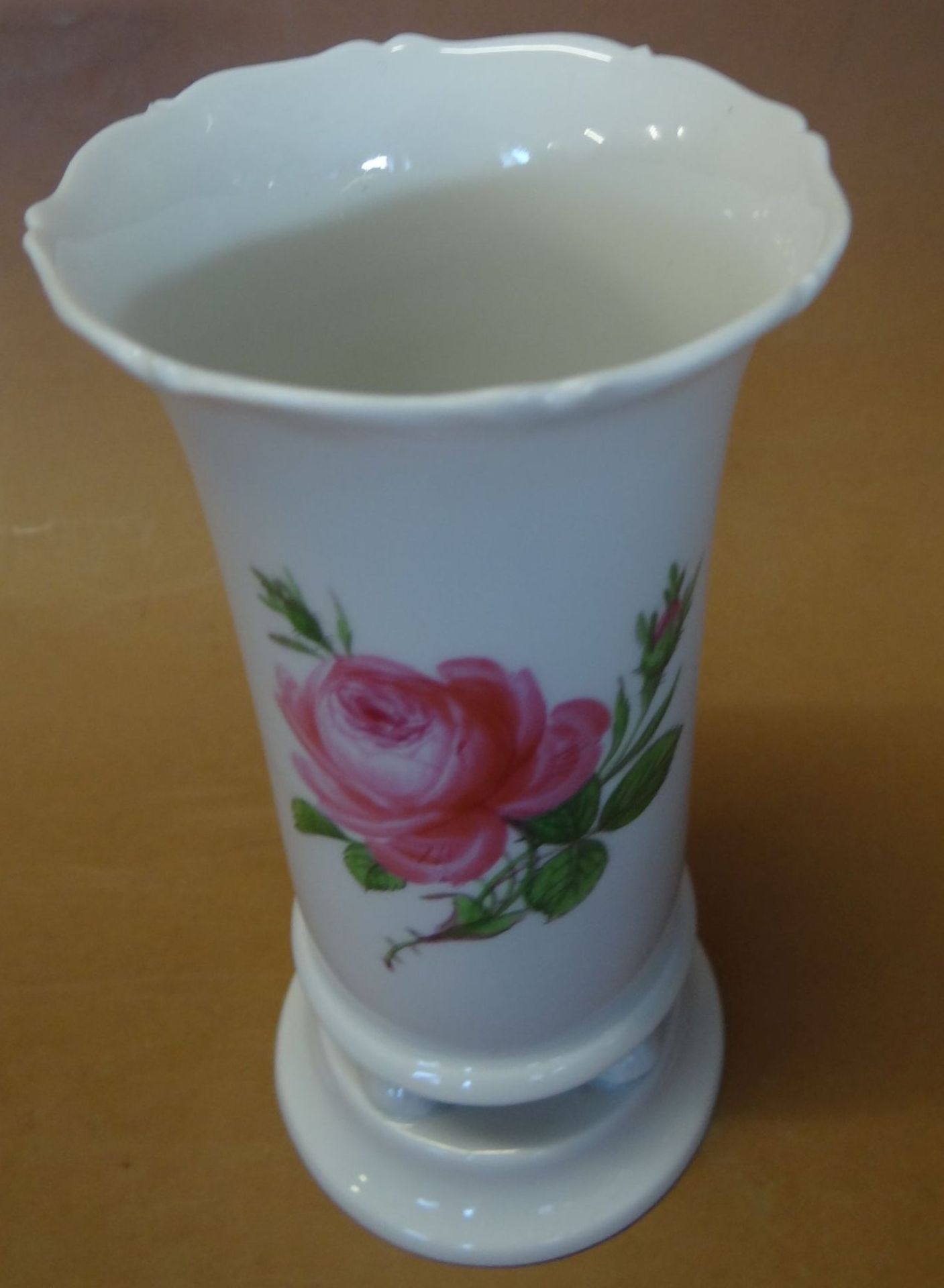 kl.Vase"Meissen" rote Rose, Schwerter mit Schleifstriche, H-14,5 cm - Bild 3 aus 5