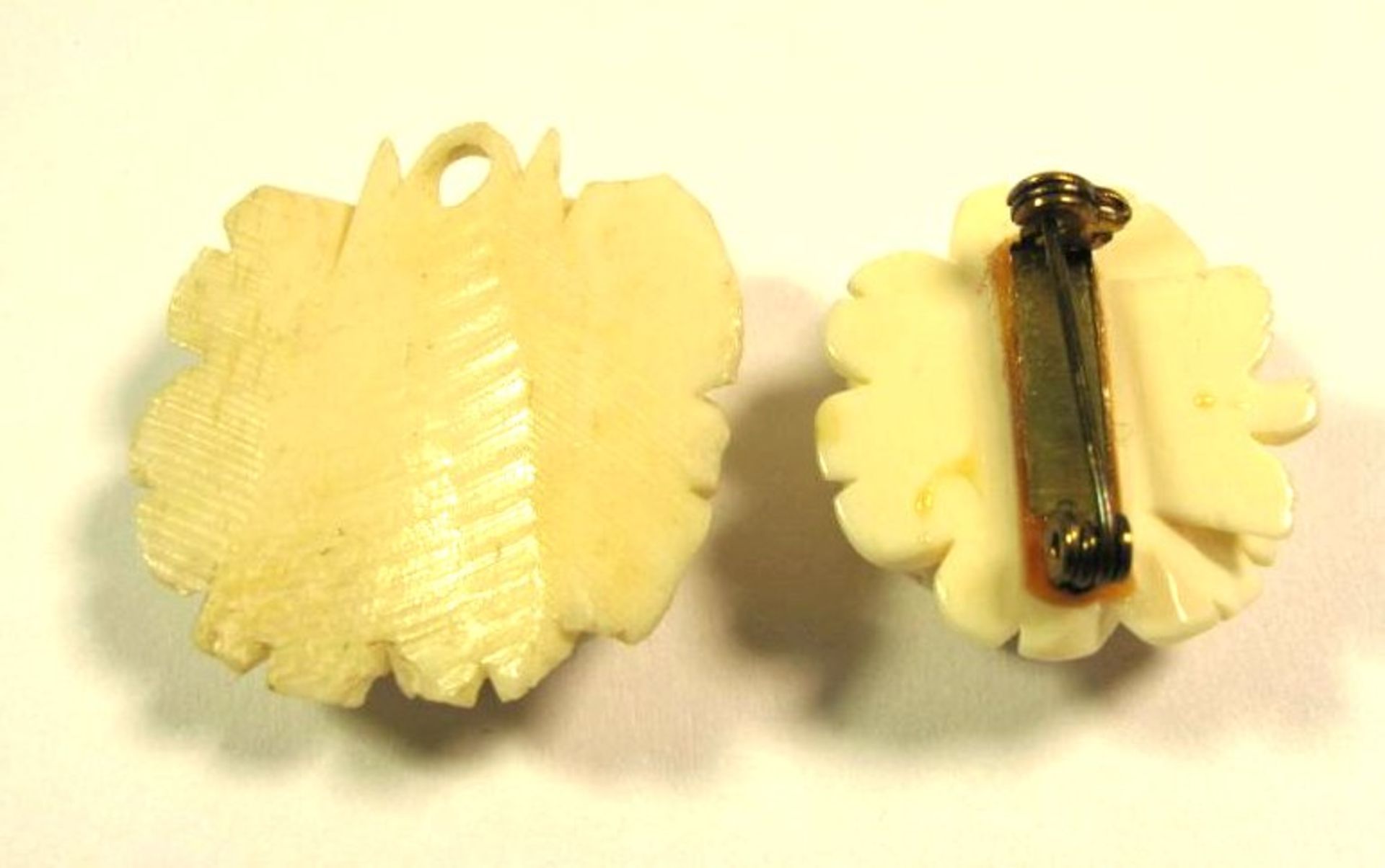 2 Teile Beinschmuck in Blütenform, Brosche und Anhänger, ca. D-3cm - Bild 2 aus 2