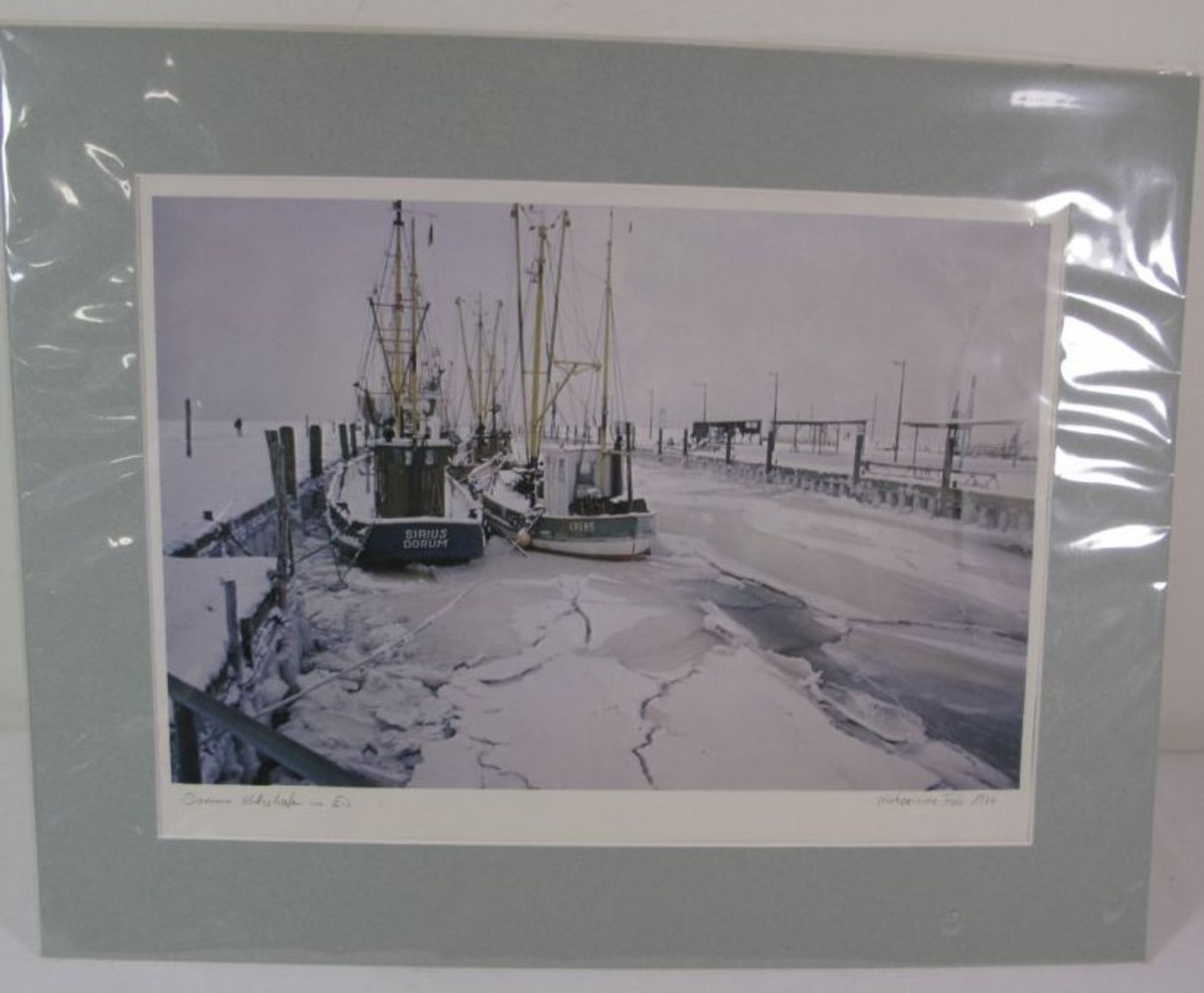 großßformatiges Foto "Dorumer Kutterhafen im Eis", 1974, ungerahmt in Passepartout, 38 x 48cm