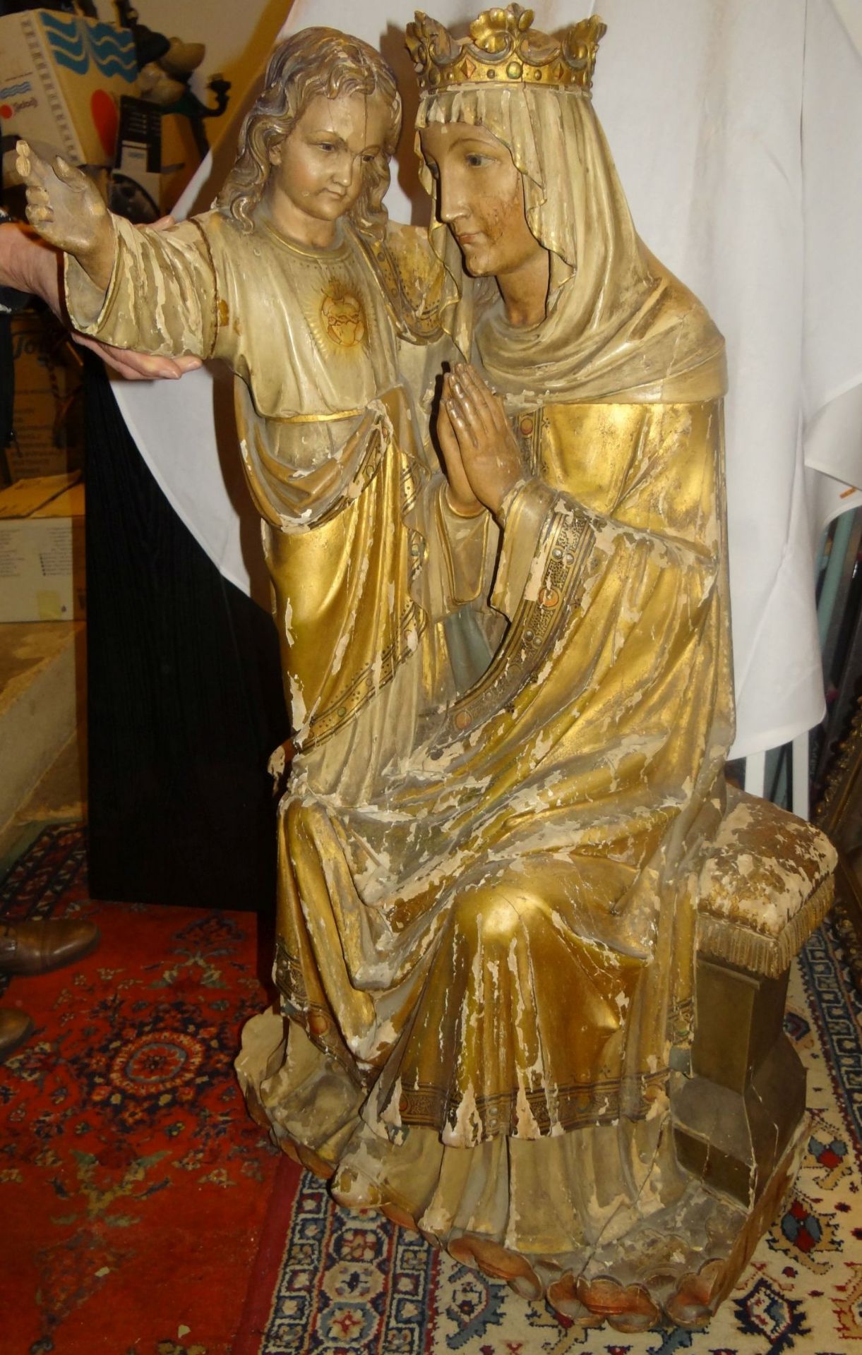 grosse sitzende Madonna mit Kind, wohl 17/18 Jhd., Holz mit Resten farbiger Fassung, H-108 cm, B-