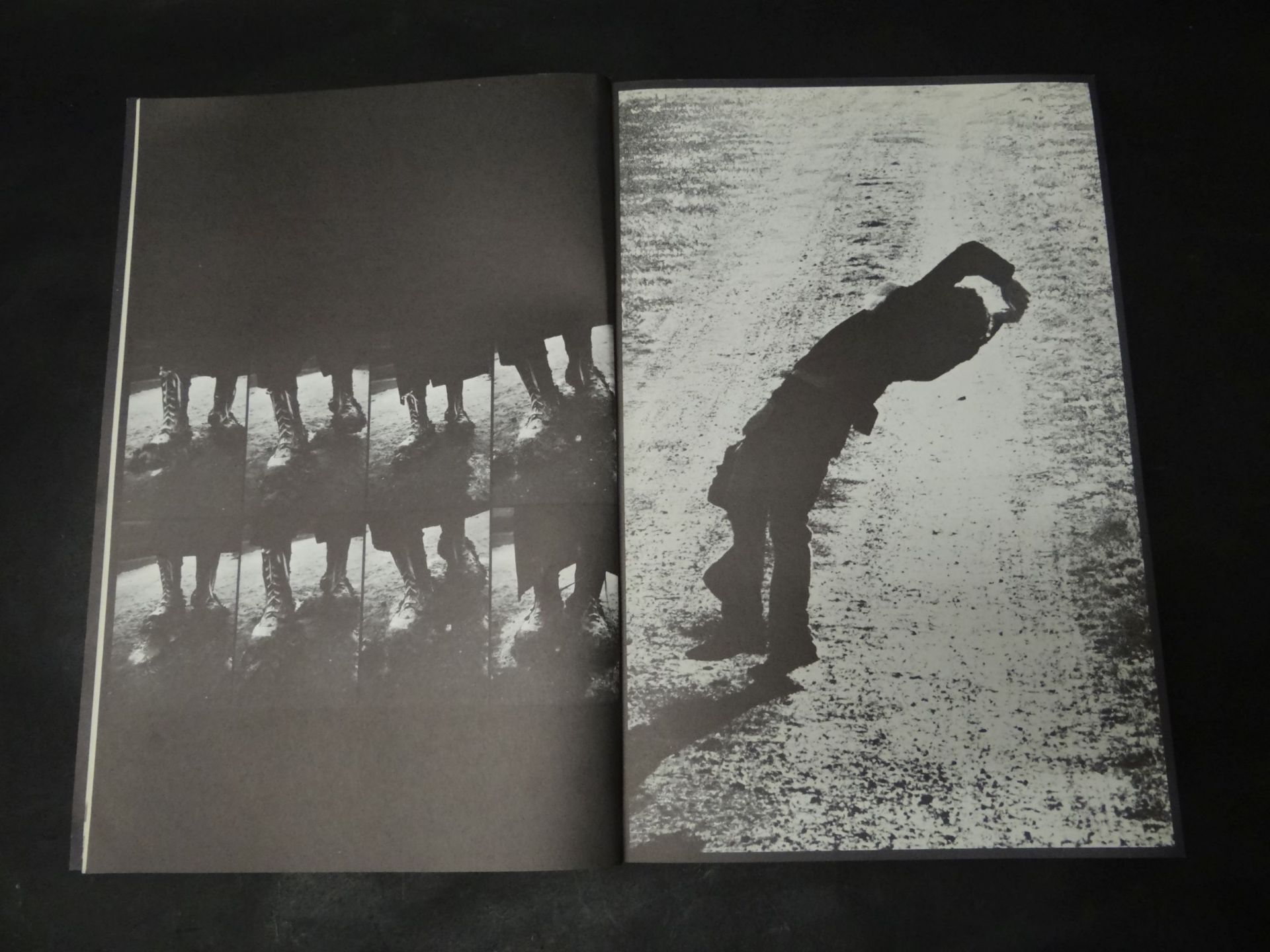 "Kofferraum der Welt" fotografiert von Candid LANG (1930-2006), mit einer Single anbei, 1971, in - Bild 3 aus 10