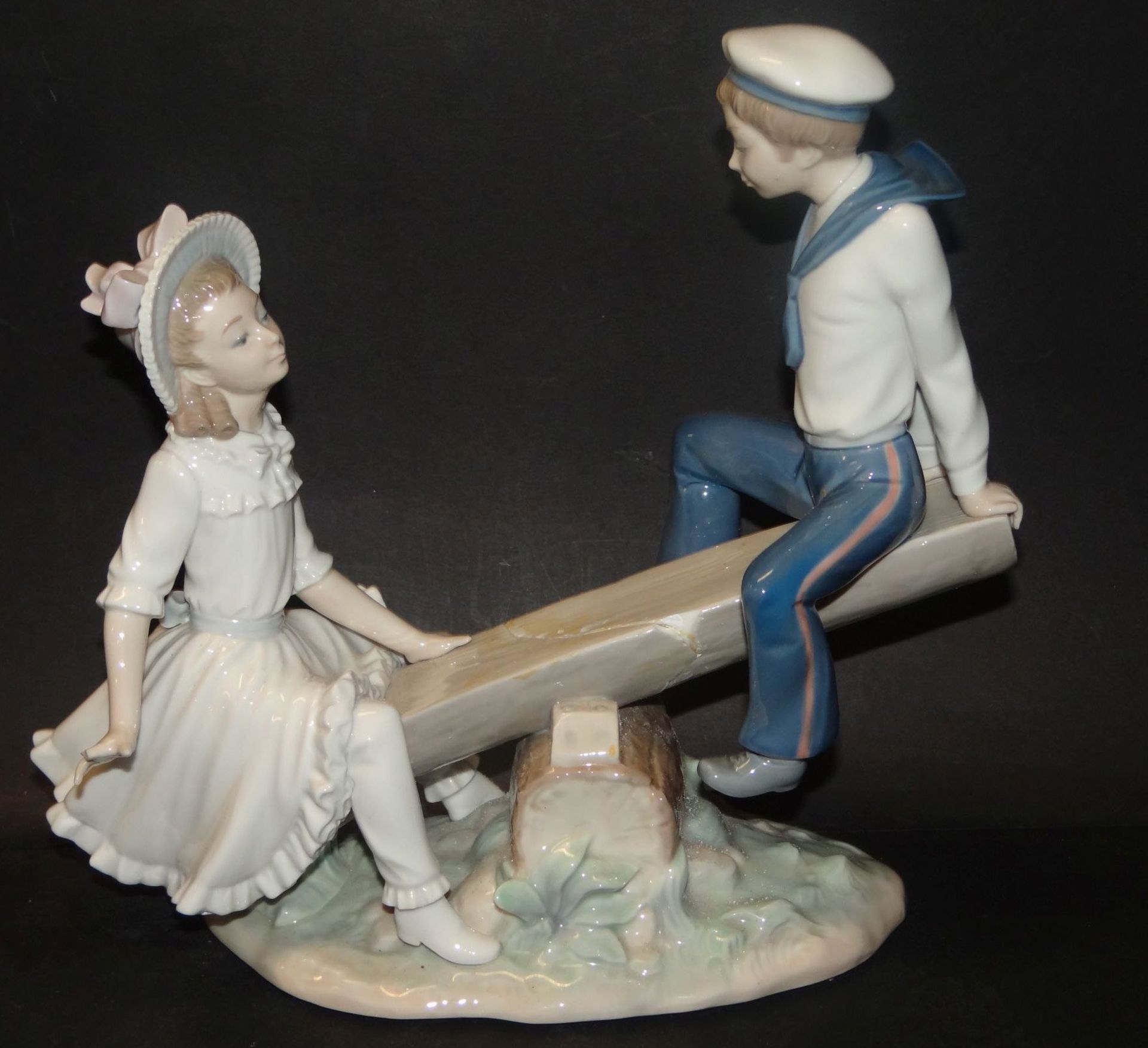 grosse Porzellanfigur "Lladro" Kinder auf der Schaukel, mittig schlecht geklebt, 2 Finger fehlen,