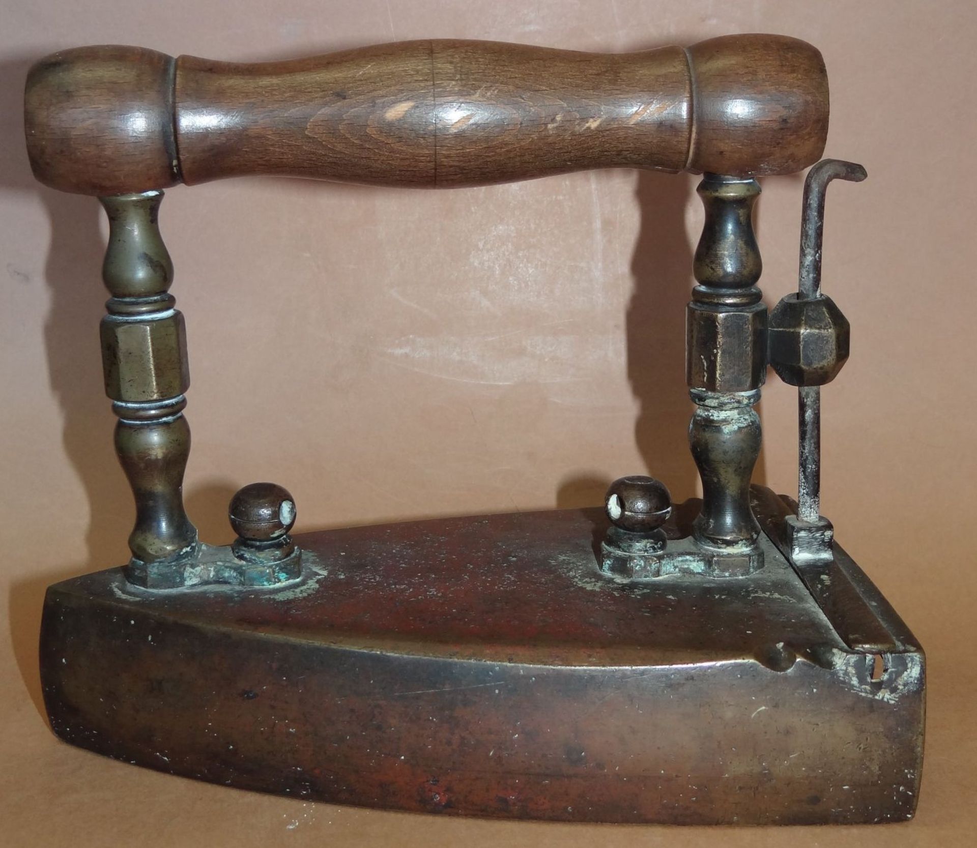 gr. Bronze-Bügeleisen mit Kern und Holzgriff, sammelwürdige Erhaltung, 19.Jhd.H-17 cm, L-21