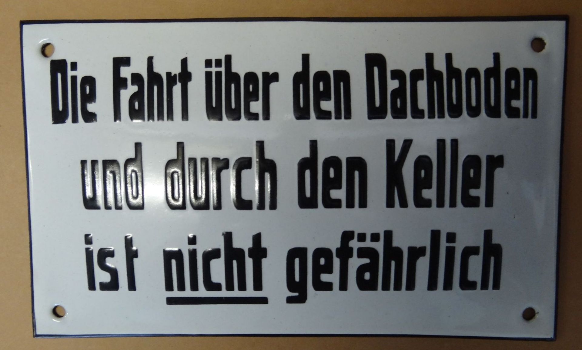 kl. Emaille-Schild, leicht gebogen, 12x20 cm, beschriftet "Die Fahrt über den Dachboden und durch - Bild 2 aus 4