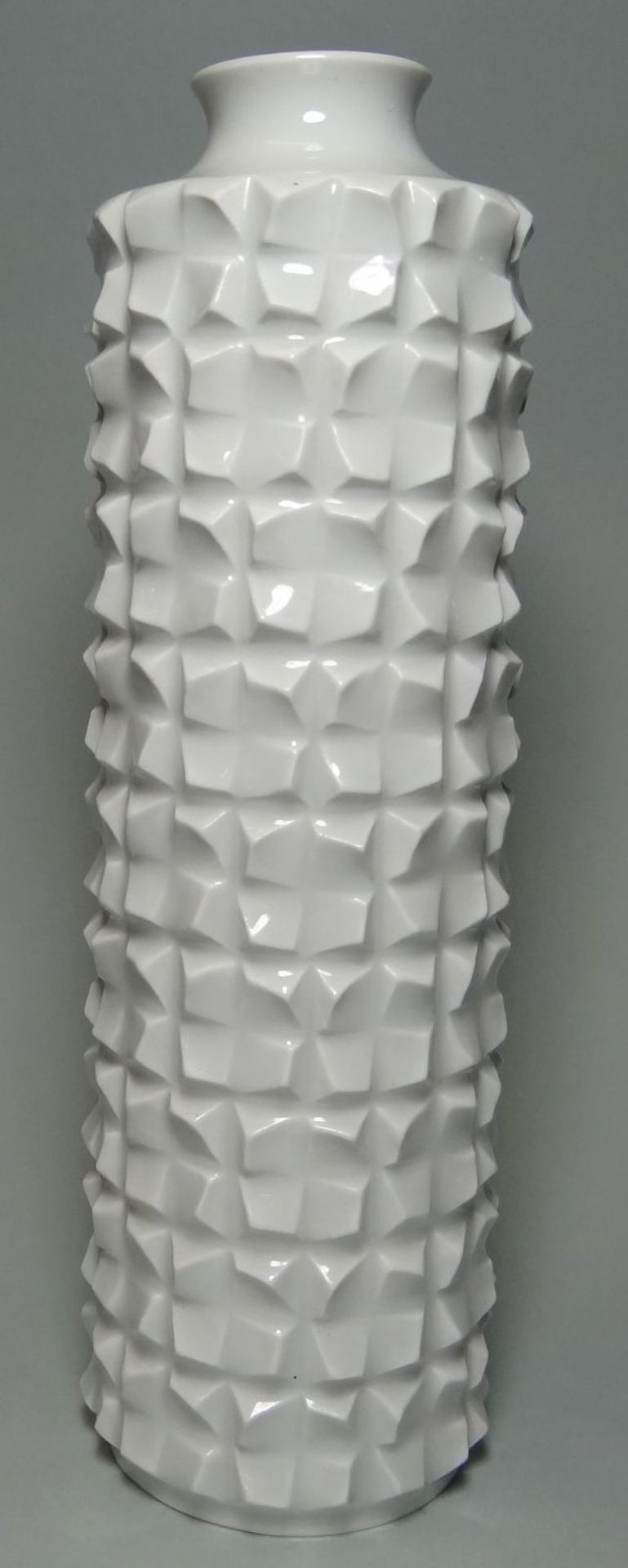 weisse Vase, Reliefdekor "Meissen" Schwertermarke, 1.Wahl. Standring kl. Abplatzer, H-22 cm