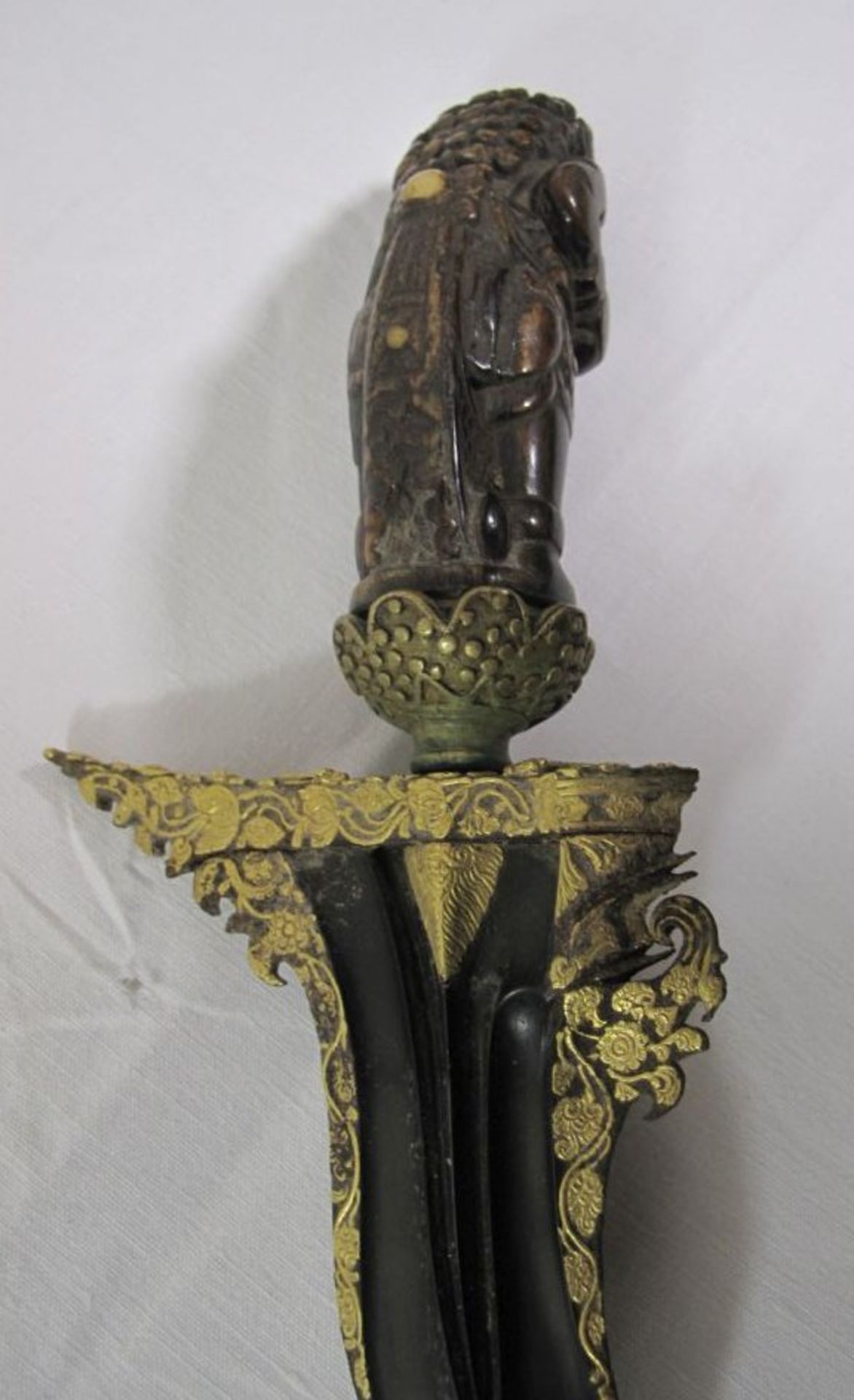 Kris, Holzgriff in Form eines vollplastischen Dämonen, gewellte Stahlklinge, floral reliefierte - Bild 5 aus 7