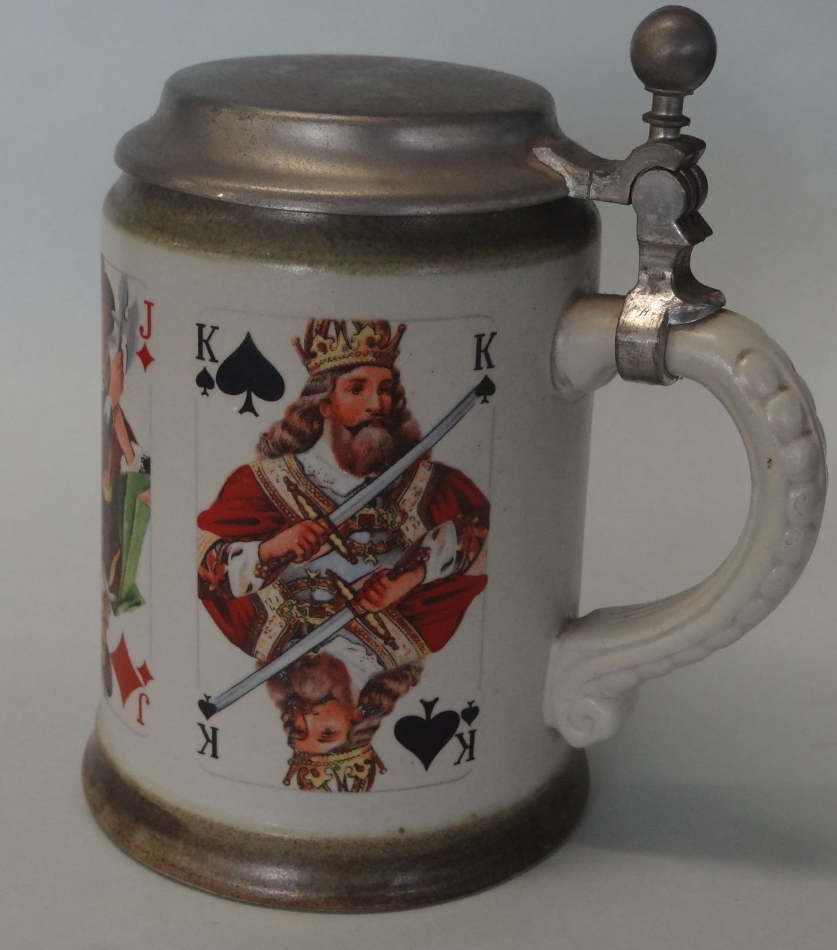 Bierkrug mit Zinndeckel, Höhr-Grenzhausen, Spielkartenmotive, H-15 c - Bild 4 aus 7