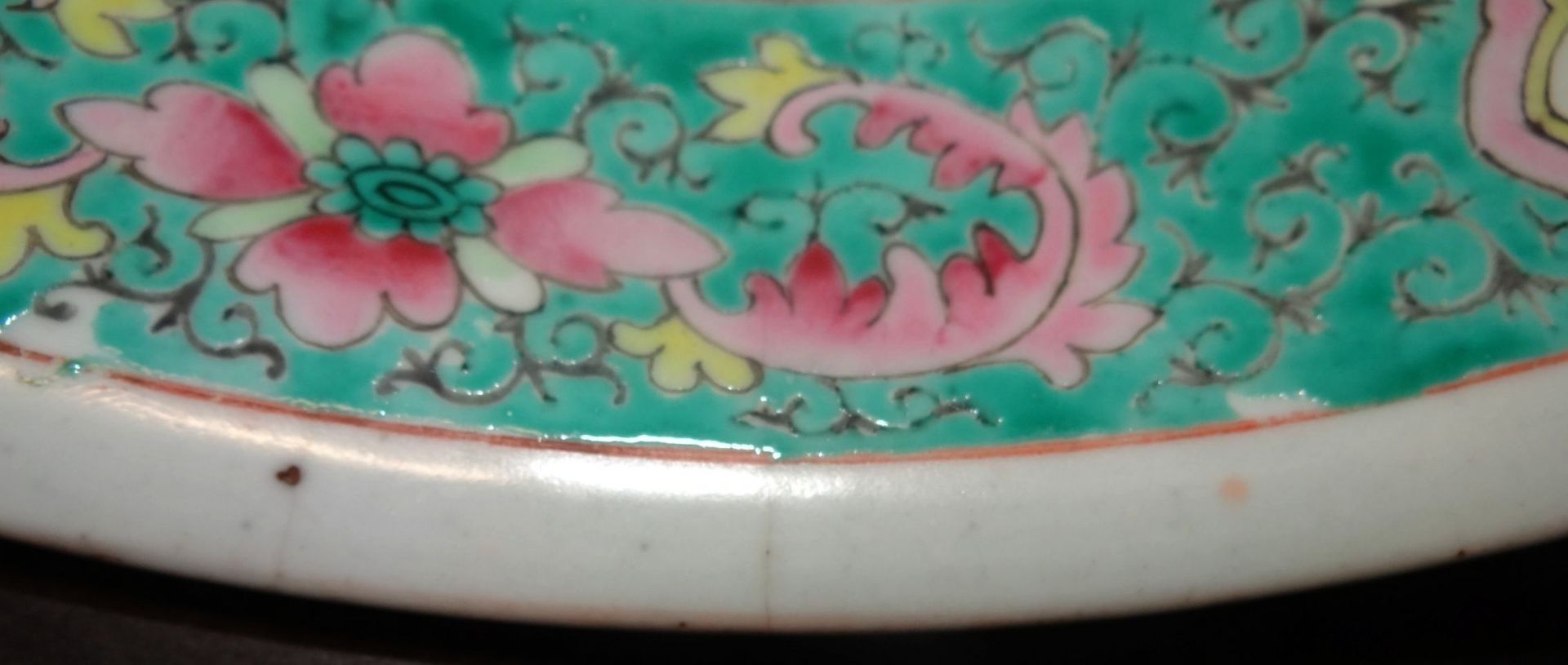 grosse China-Schale, bemalt mit Drachen und Blumen, wohl 19.Jhd., H-6,5 cm, D-34,5 cm, kurzer - Bild 9 aus 9